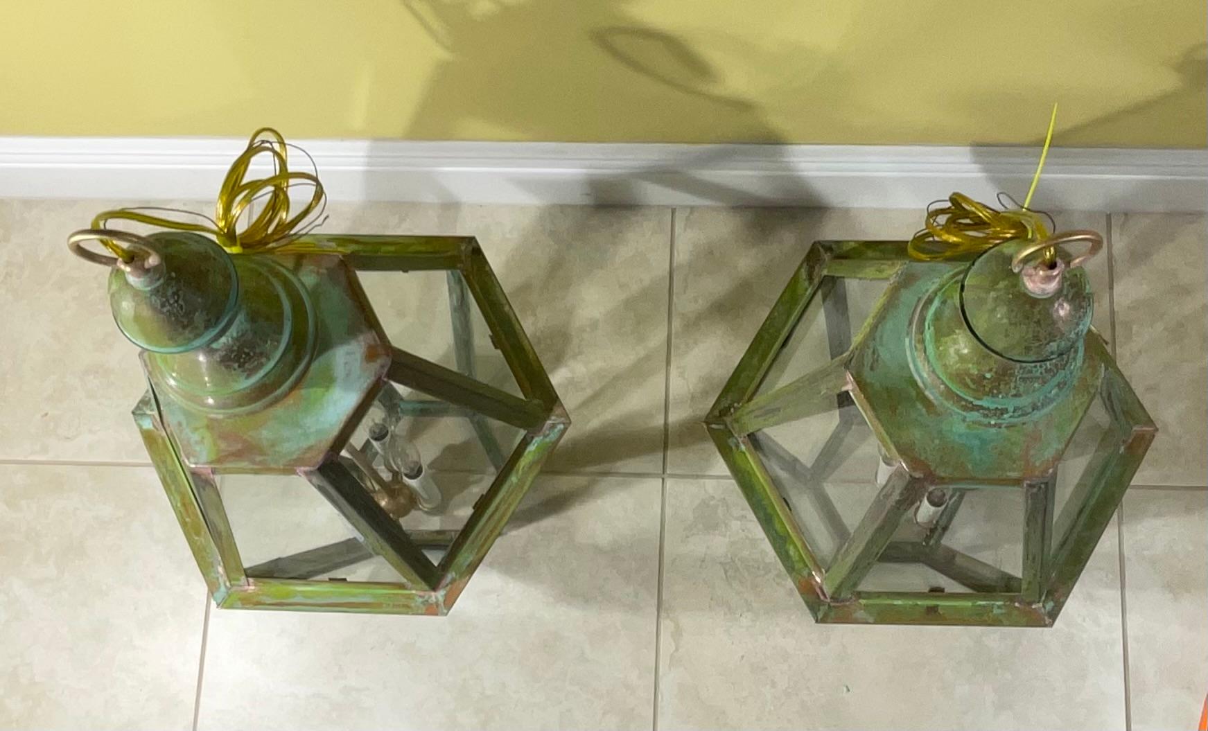 Paire de lanternes suspendues artisanales en cuivre et laiton massif à six faces en vente 6