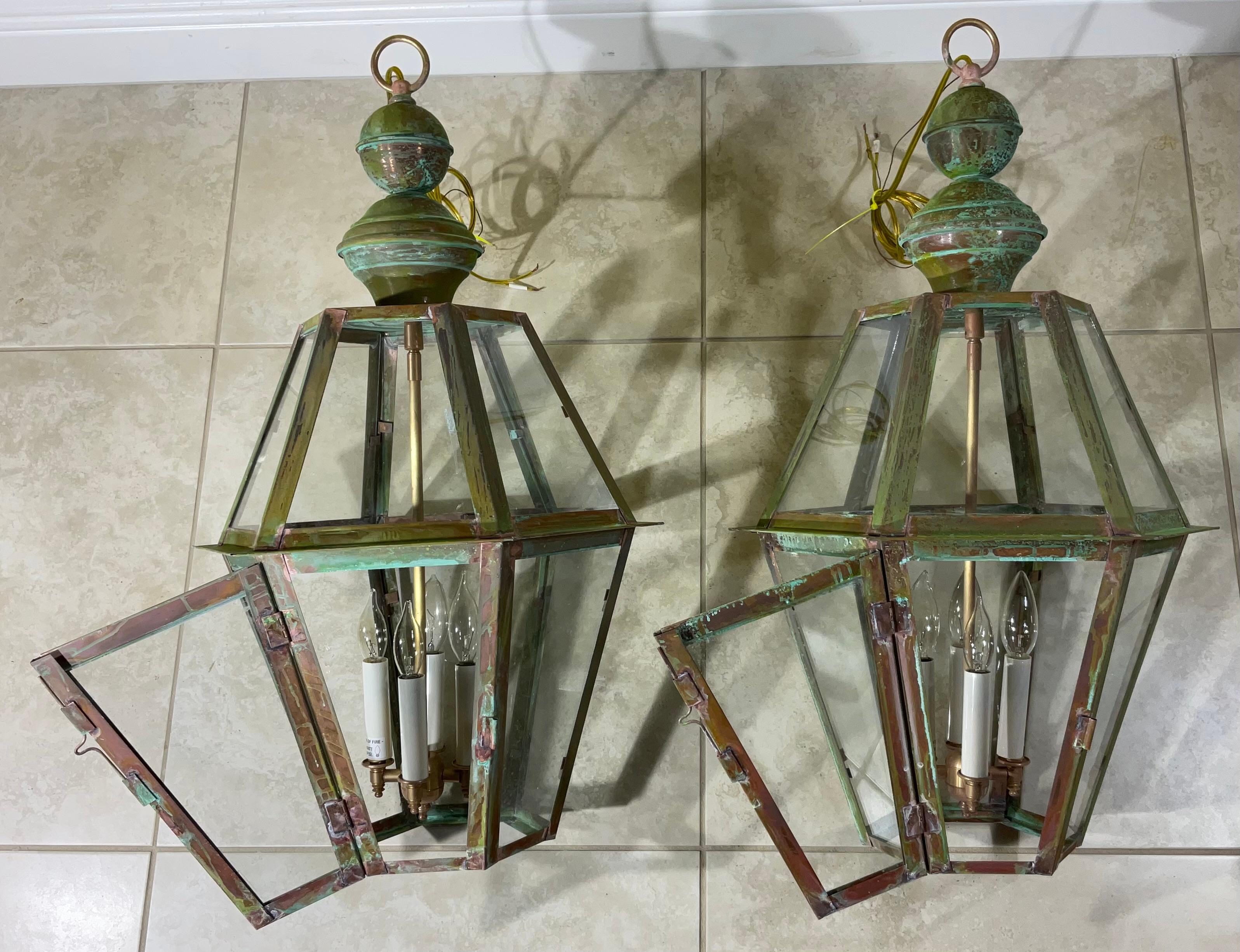 Américain Paire de lanternes suspendues artisanales en cuivre et laiton massif à six faces en vente