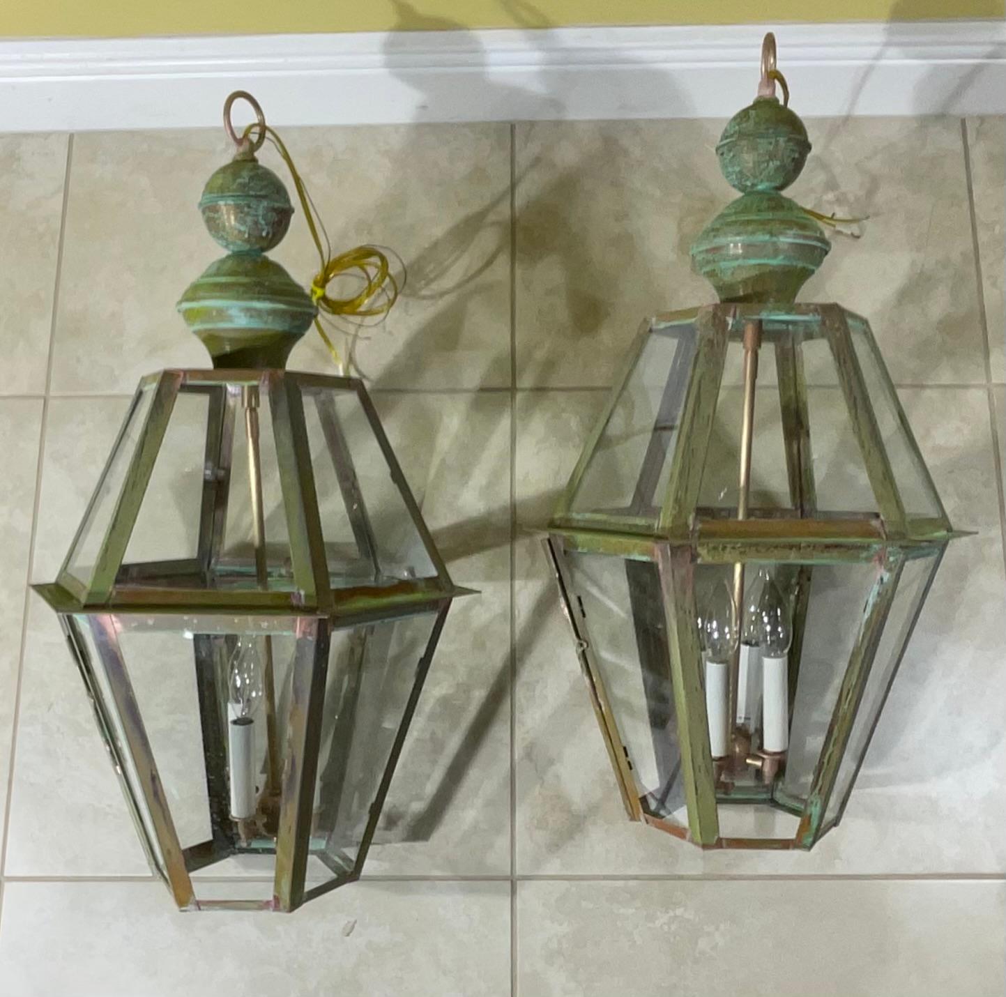 Laiton Paire de lanternes suspendues artisanales en cuivre et laiton massif à six faces en vente