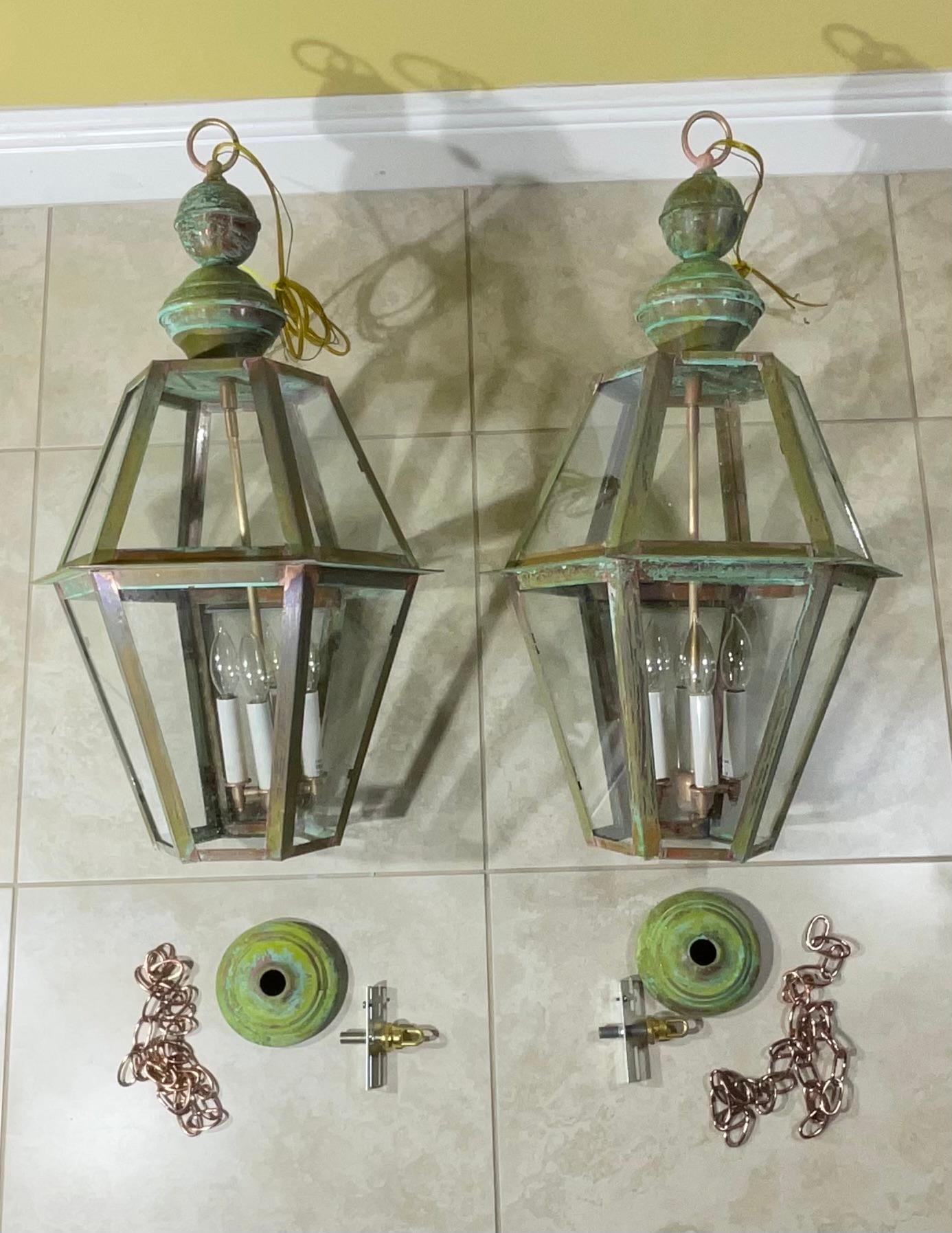 Paire de lanternes suspendues artisanales en cuivre et laiton massif à six faces en vente 1