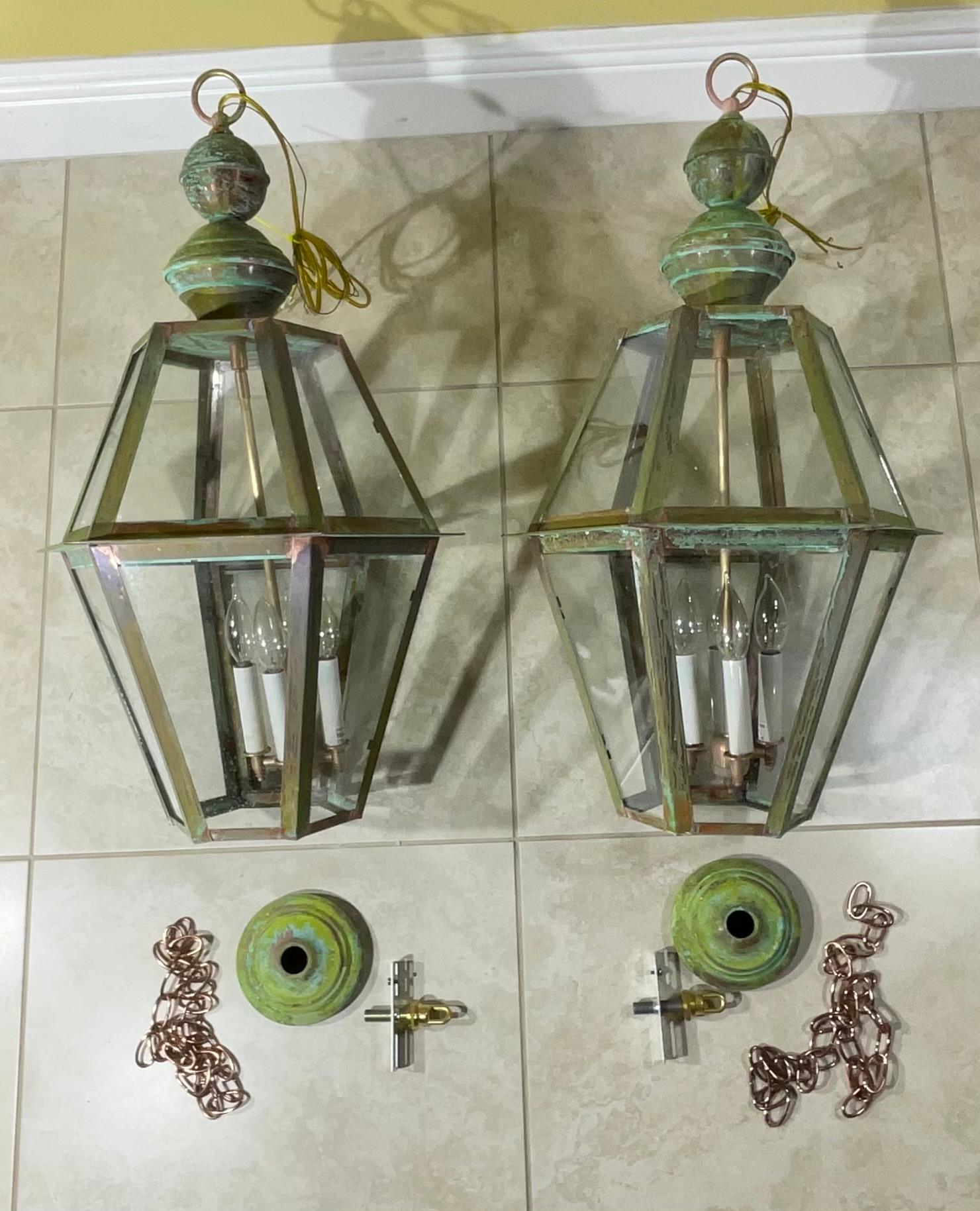 Paire de lanternes suspendues artisanales en cuivre et laiton massif à six faces en vente 2