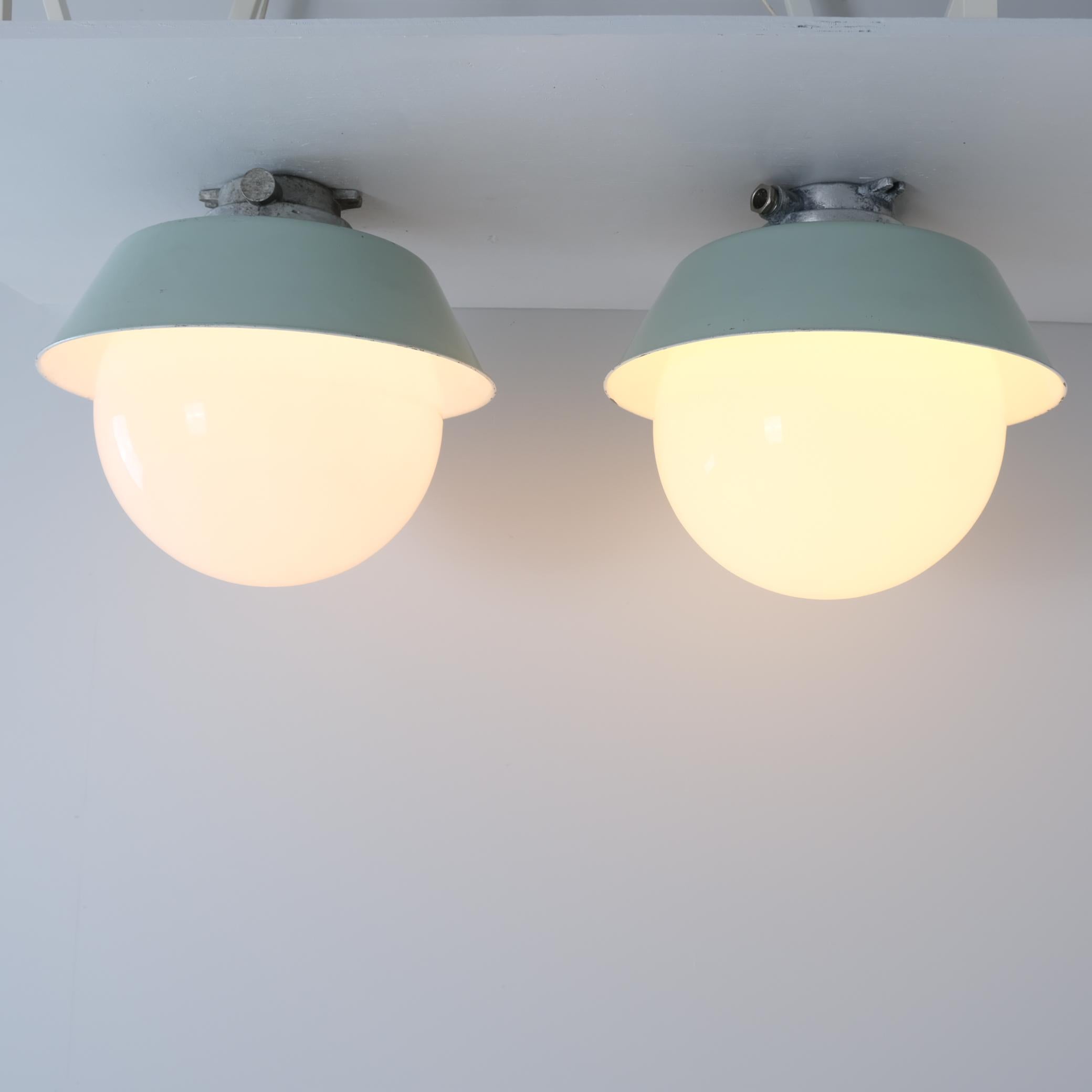 Pareja de grandes lámparas Paavo Tynell de exterior/interior de estilo industrial, Idman años 50 Escandinavo moderno en venta