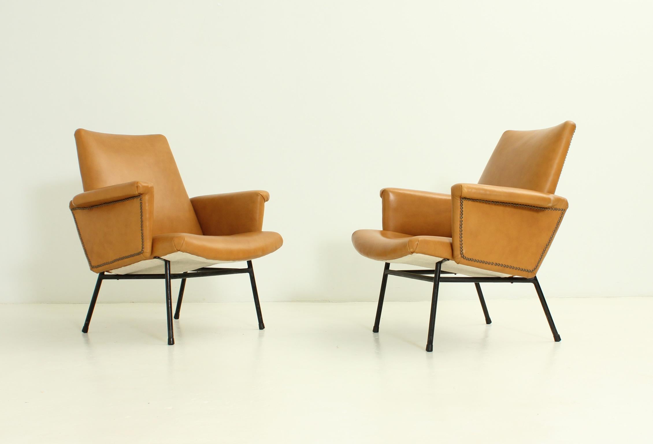 Paire de fauteuils modèle SK 660 conçus en 1953 par Pierre Guariche pour Steiner, France. Structure en métal laqué noir et rembourrage en cuir fauve d'origine.