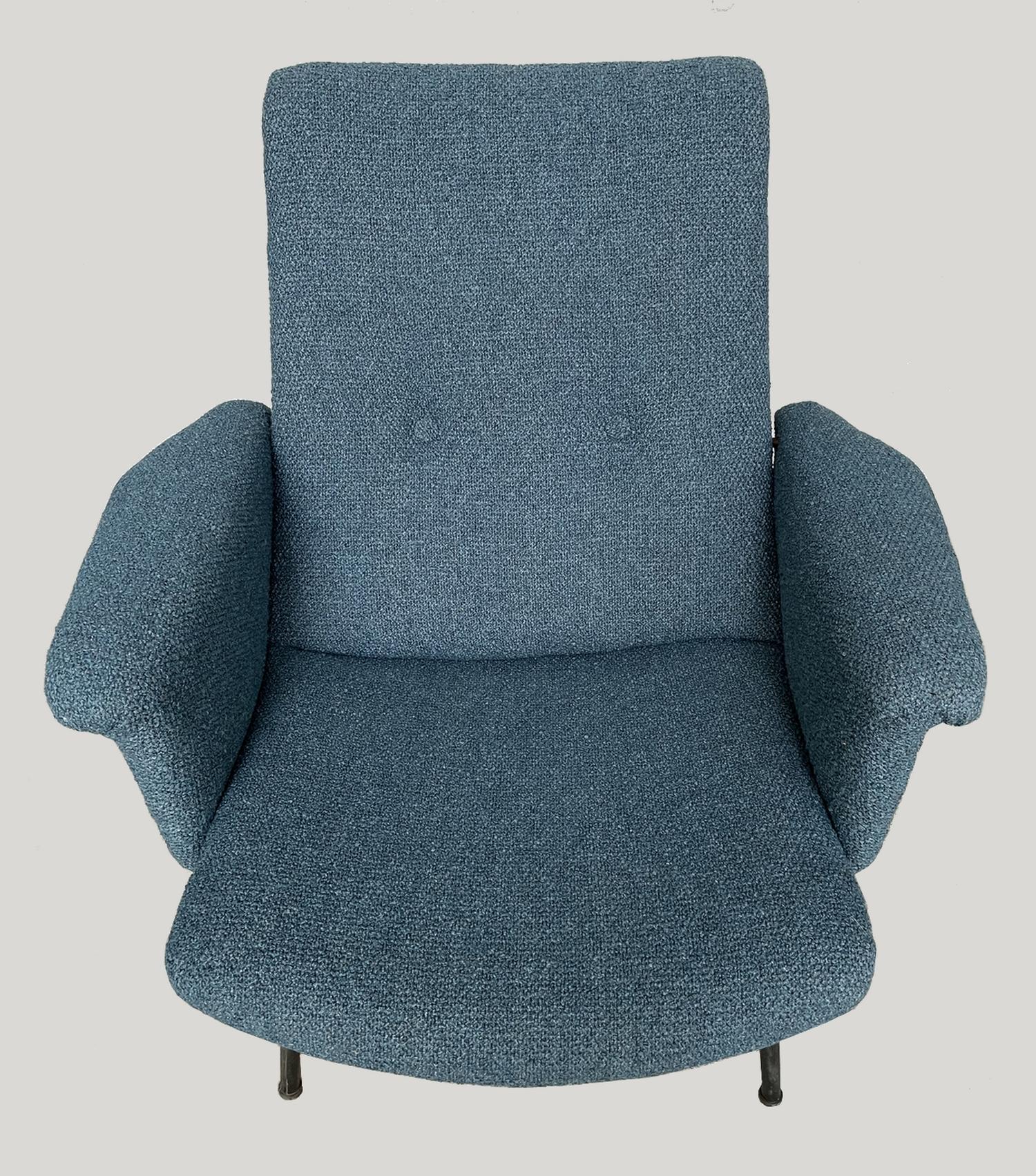 Pierre Guariche (1926-1995)

Paire de fauteuils SK660.
Tapissé d'un tissu en laine Panama de Bisson Bruneel.
Assise entièrement refaite (sangles, mousses, tissu), piétement en métal laqué noir, en état d'origine.

Deux paires disponibles.
  