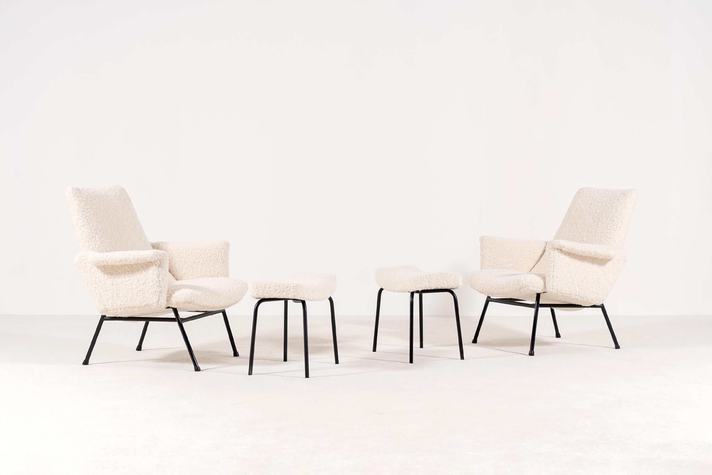Schönes Paar SK660 Sessel mit 2 Fußhockern, entworfen von Pierre Guariche und hergestellt von der französischen Firma Steiner, 1953. 

Schwarz lackierte Metallrohrfüße und Holzrahmen, mit Schaumstoff gefüllt und mit einem Nobilis-Wollstoff bezogen.