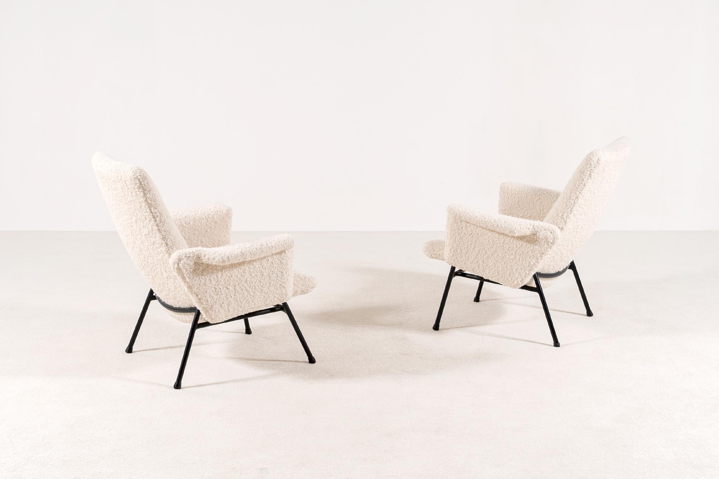 Mid-20th Century Pair of SK660 Armchairs by Pierre Guariche with Footstools, 1953 For Sale