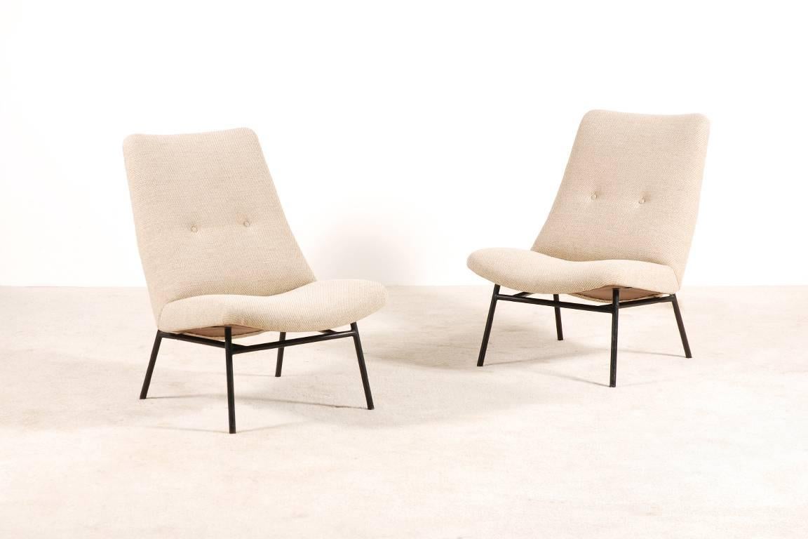 Beautiful pair of SK660 armchairs designed by Pierre Guariche and manufactured by the French manufacturer Steiner, 1953. 

Tubular black lacquered metal feet and wooden frame foam-filled and reupholstered with a Kvadrat fabric.
Excellent