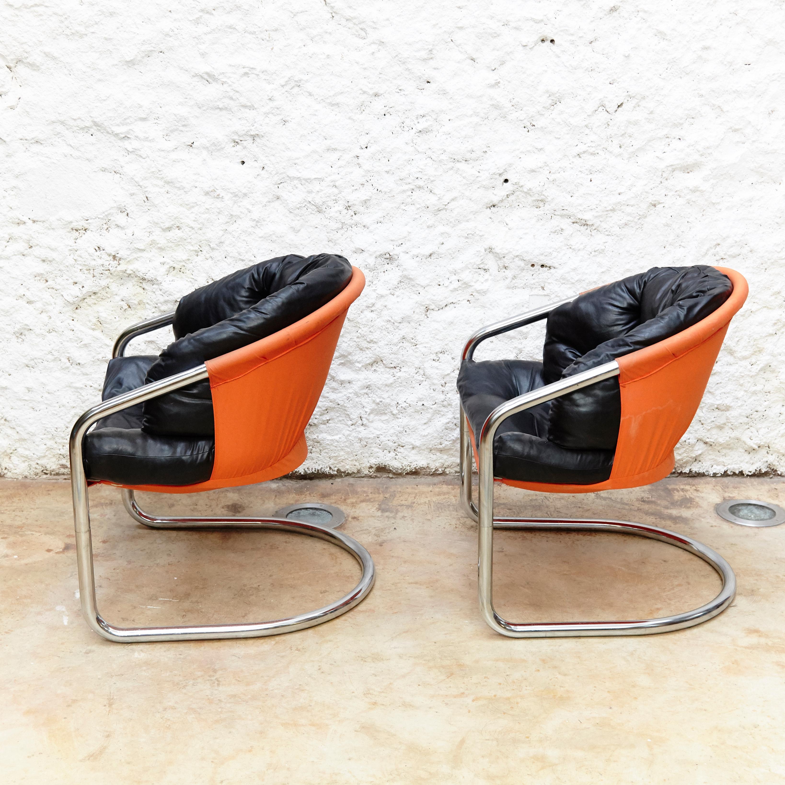 Pair of Skai and Fabric Easy Chairs, circa 1970 In Good Condition In Barcelona, Barcelona