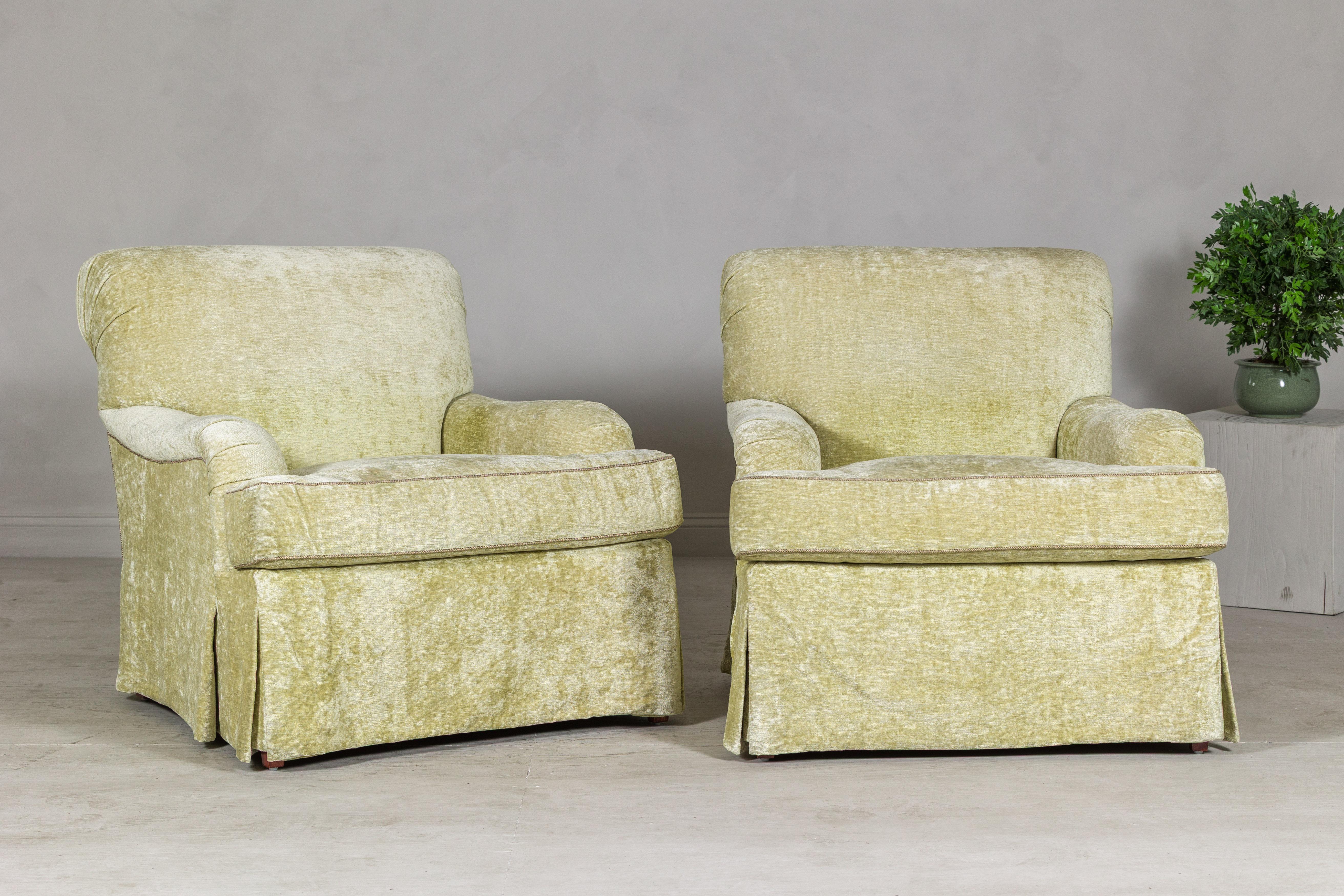 Coppia di sedie Club con gonna di Southwood in ciniglia Chartreuse in vendita 4