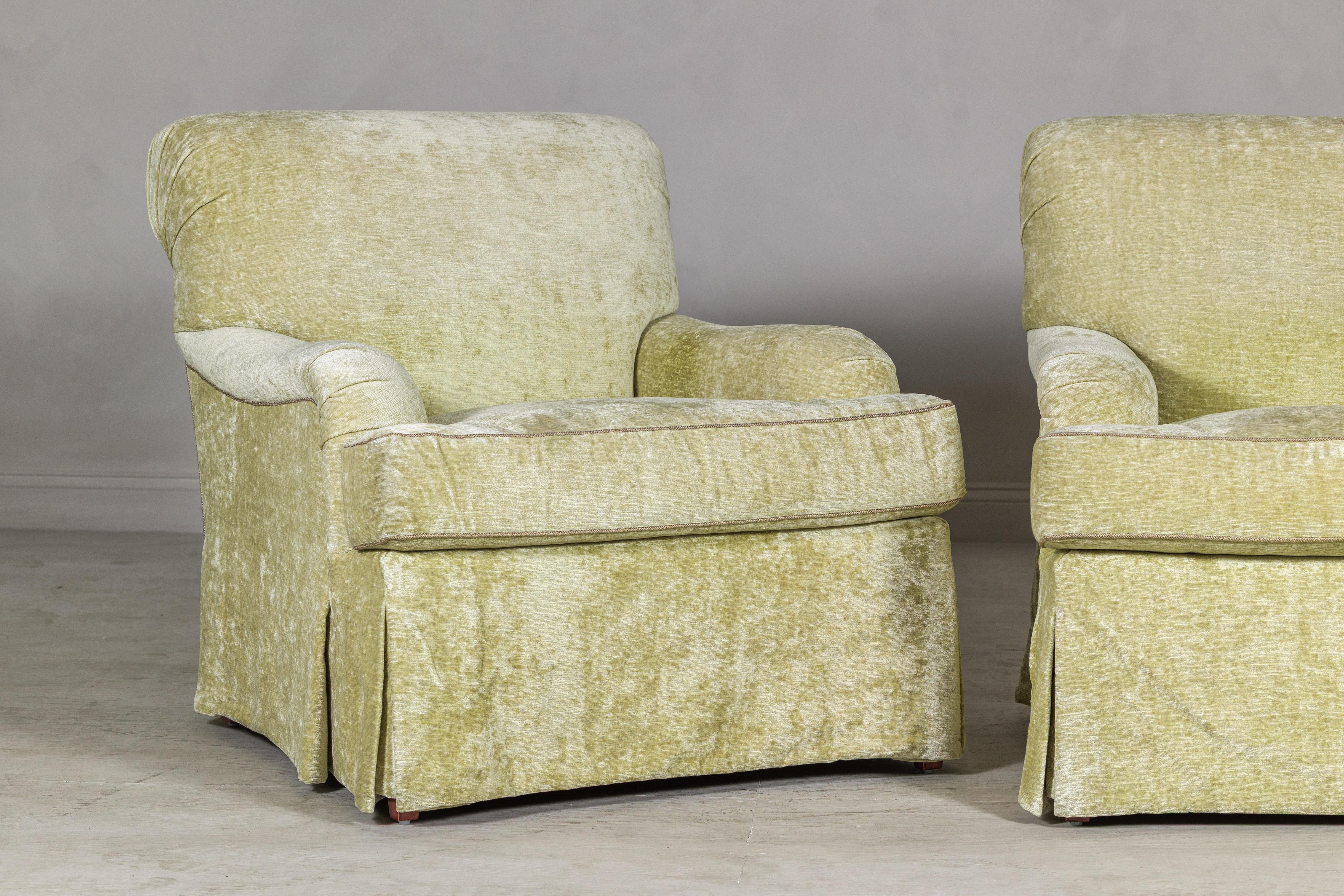 Coppia di sedie Club con gonna di Southwood in ciniglia Chartreuse in vendita 5