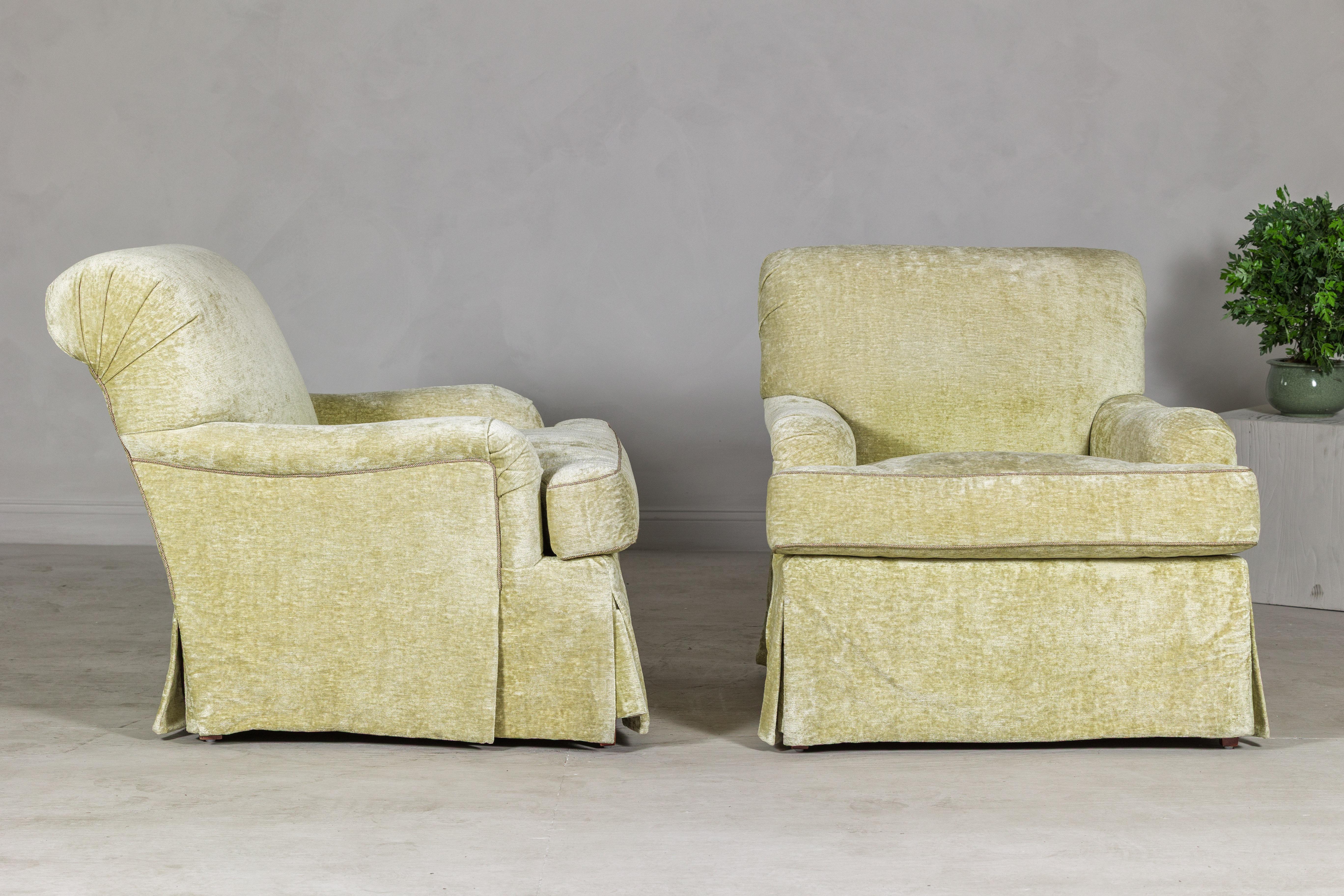 Coppia di sedie Club con gonna di Southwood in ciniglia Chartreuse in vendita 6