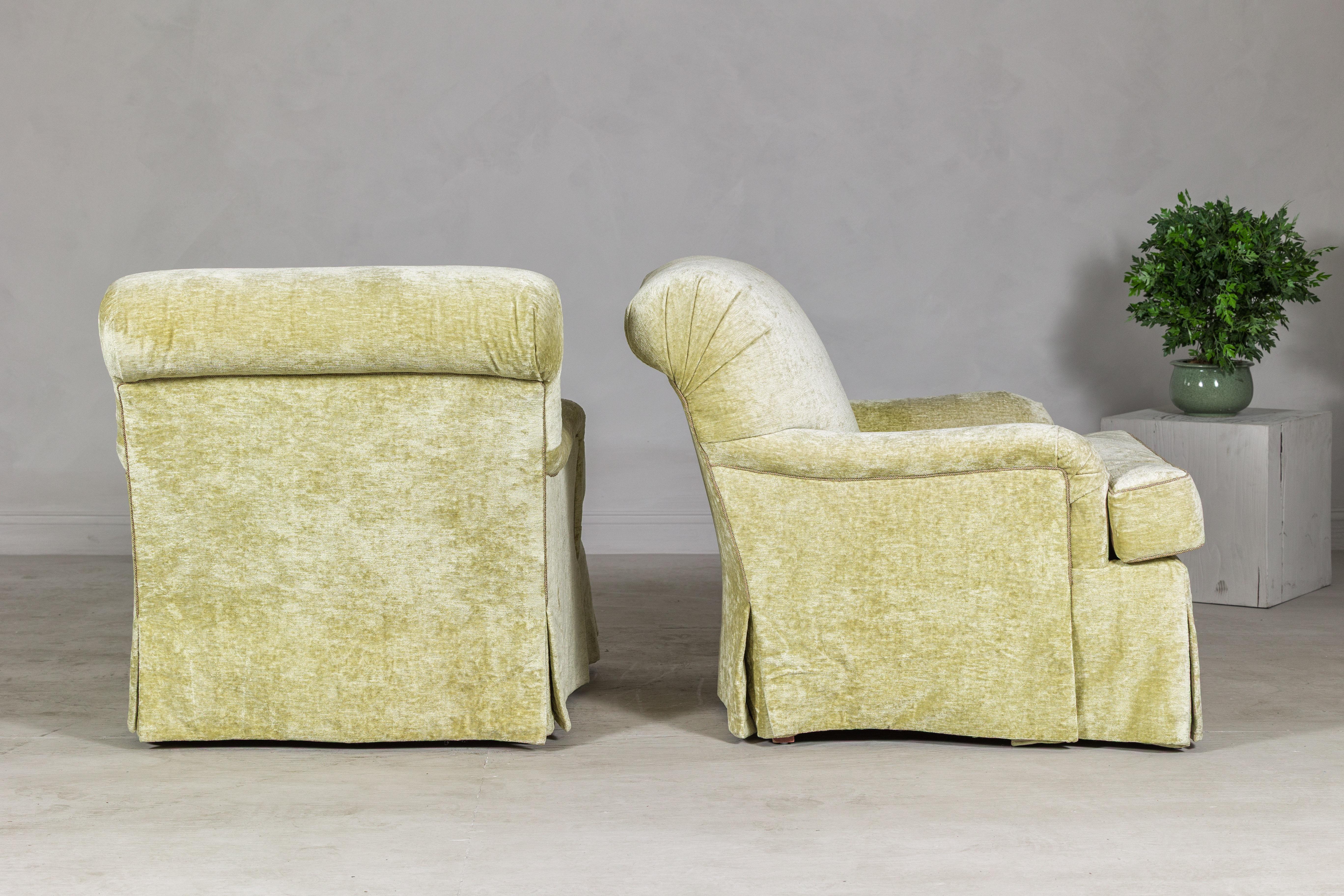 Coppia di sedie Club con gonna di Southwood in ciniglia Chartreuse in vendita 7