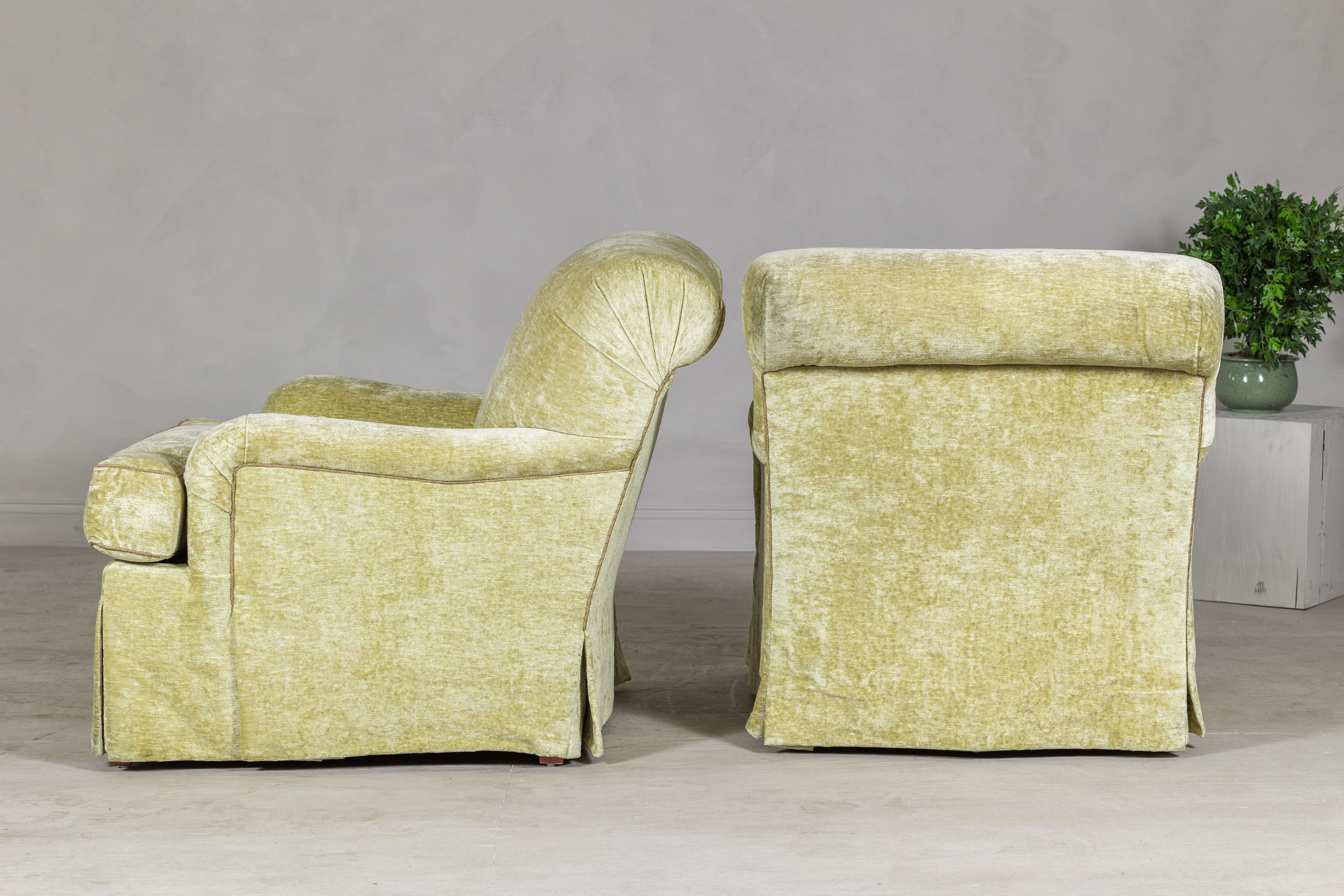 Coppia di sedie Club con gonna di Southwood in ciniglia Chartreuse in vendita 8
