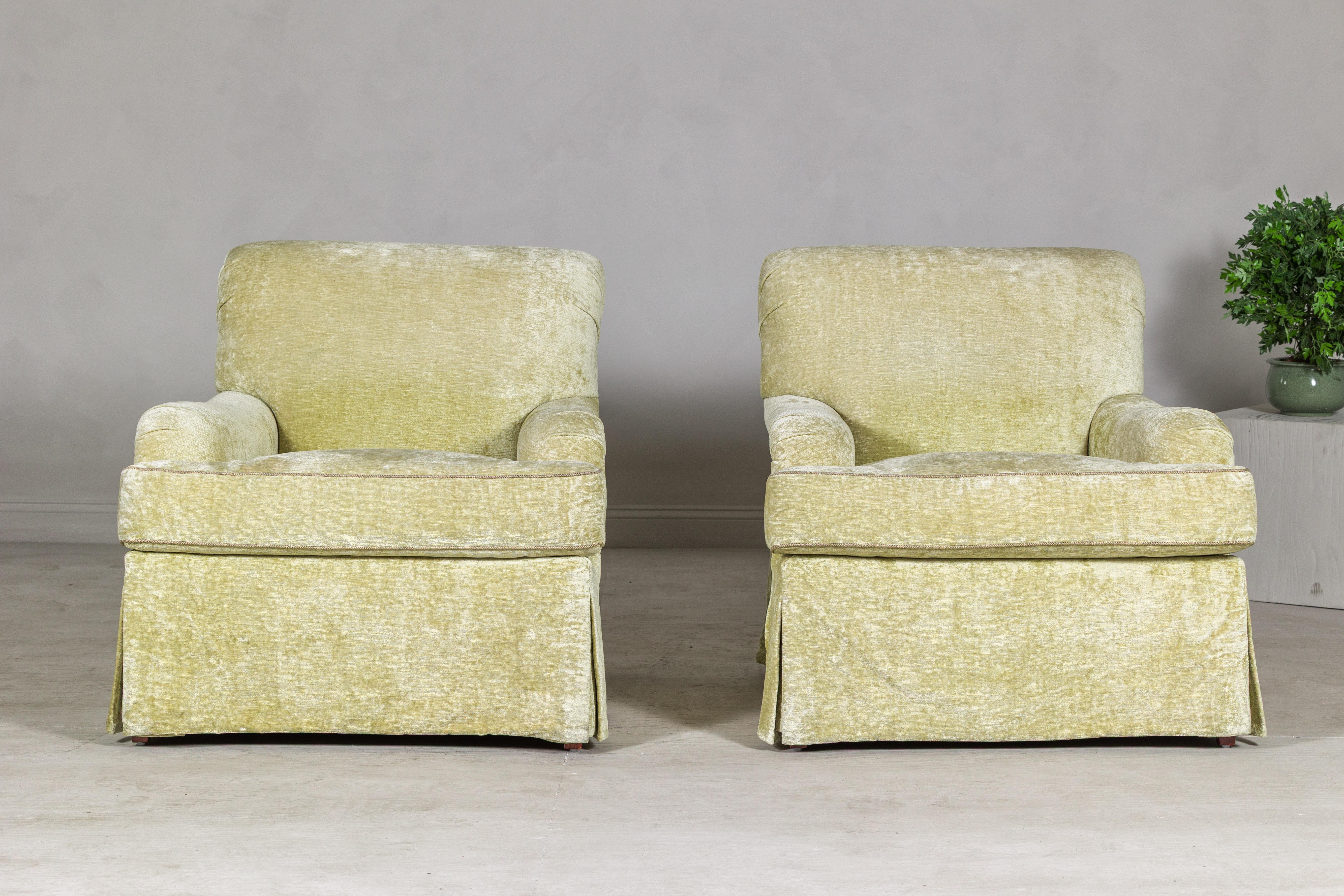 Coppia di sedie Club con gonna di Southwood in ciniglia Chartreuse in vendita 11