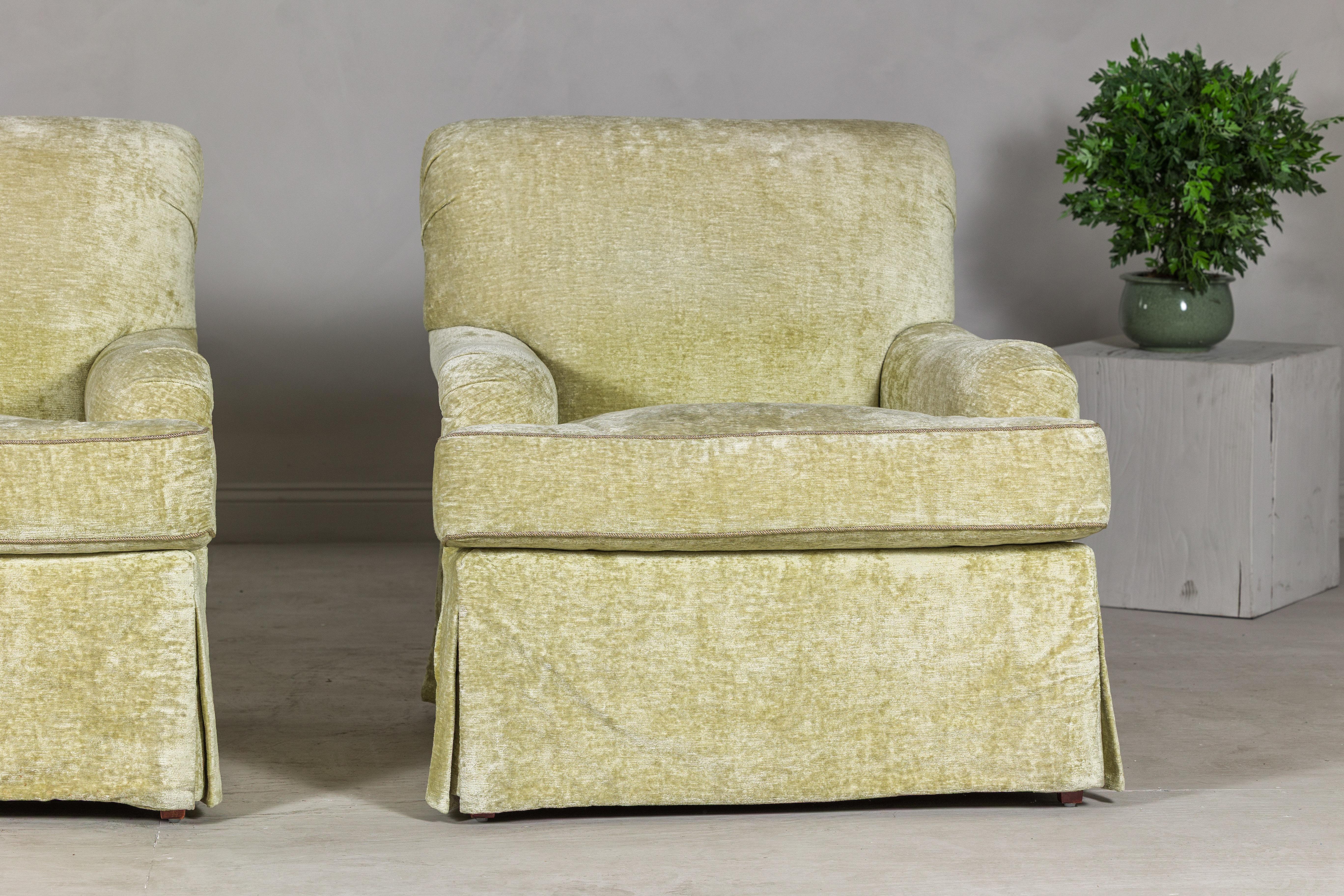 XX secolo Coppia di sedie Club con gonna di Southwood in ciniglia Chartreuse in vendita