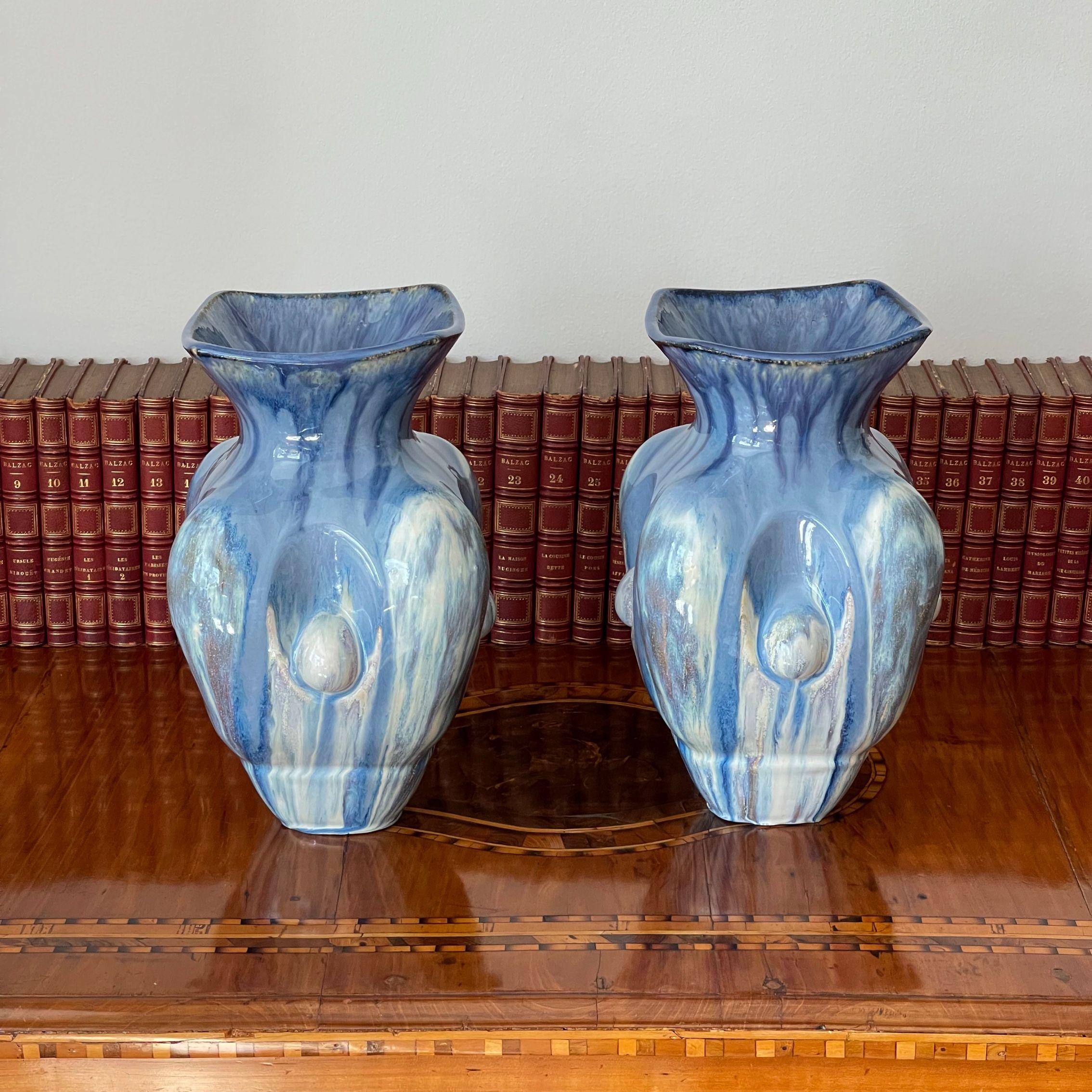 Zwei himmelblaue Keramikvasen, zeitgenössisches italienisches Einzelstück des 21. Jahrhunderts, Paar im Angebot 3