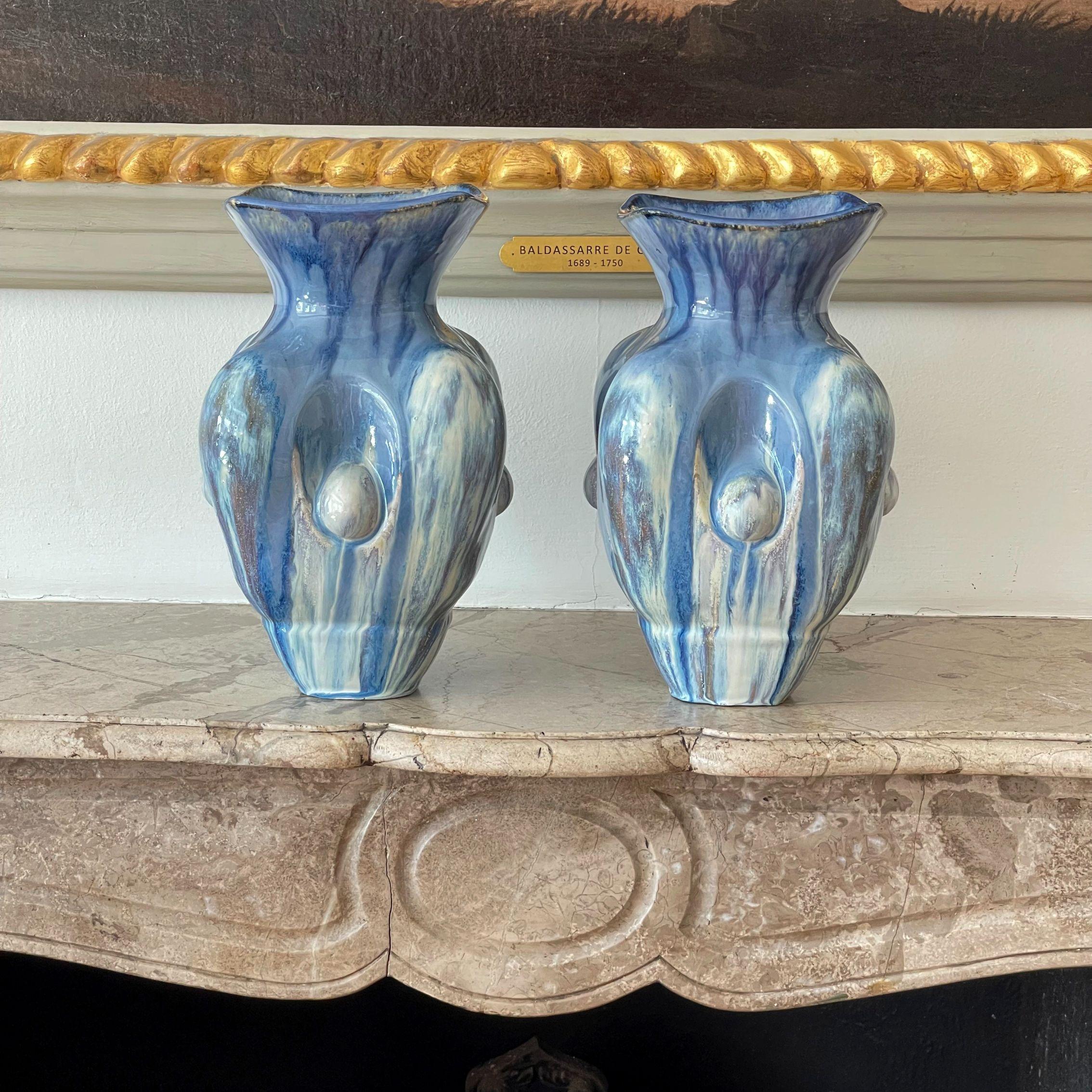 Violante Lodolo D'Oria, Paar himmelblaue quadratische Vasen mit Nischen, 2022, glasiertes Steinzeug, mehrfach glasiert, Maße B 17cm x H 28cm.

Neue beeindruckende Werke der Keramikkünstlerin Violante Lodolo d' Oria. Durch die Schichtung