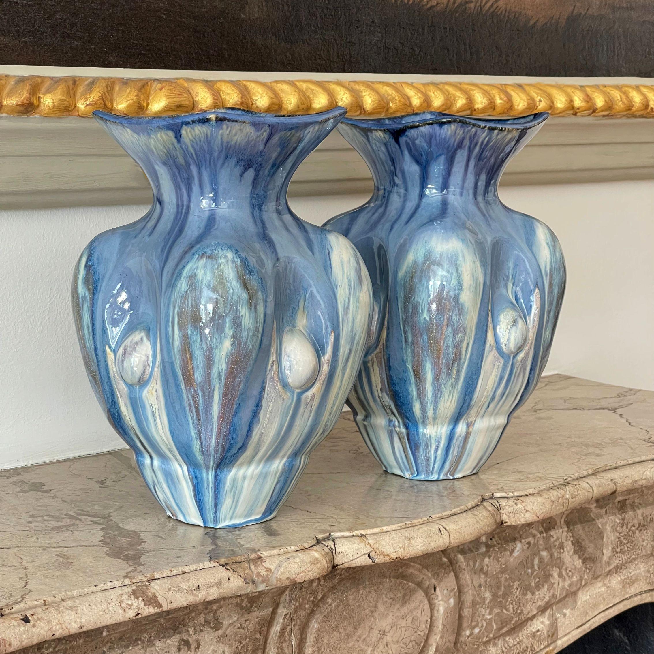 Zwei himmelblaue Keramikvasen, zeitgenössisches italienisches Einzelstück des 21. Jahrhunderts, Paar (Moderne) im Angebot