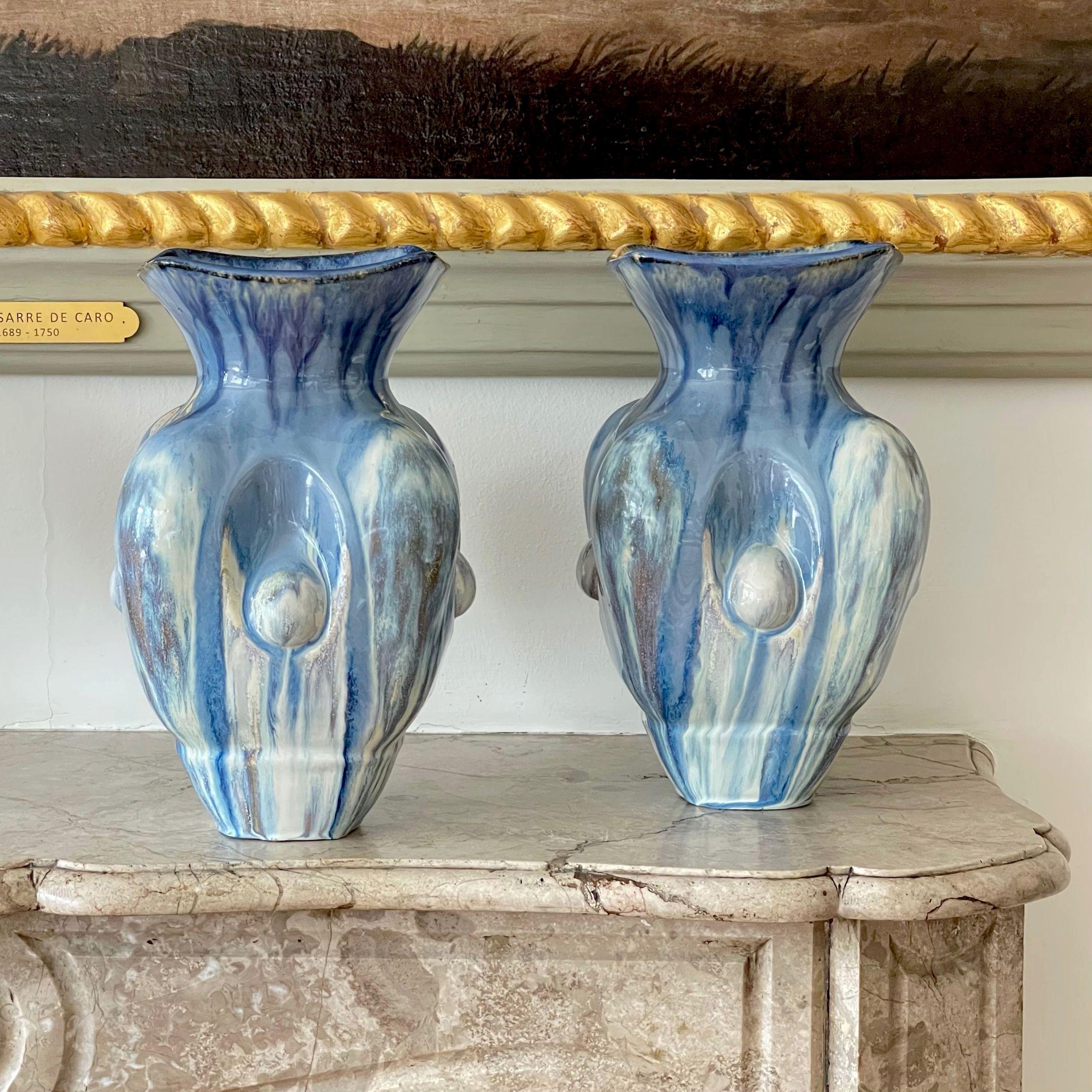 Zwei himmelblaue Keramikvasen, zeitgenössisches italienisches Einzelstück des 21. Jahrhunderts, Paar (Britisch) im Angebot