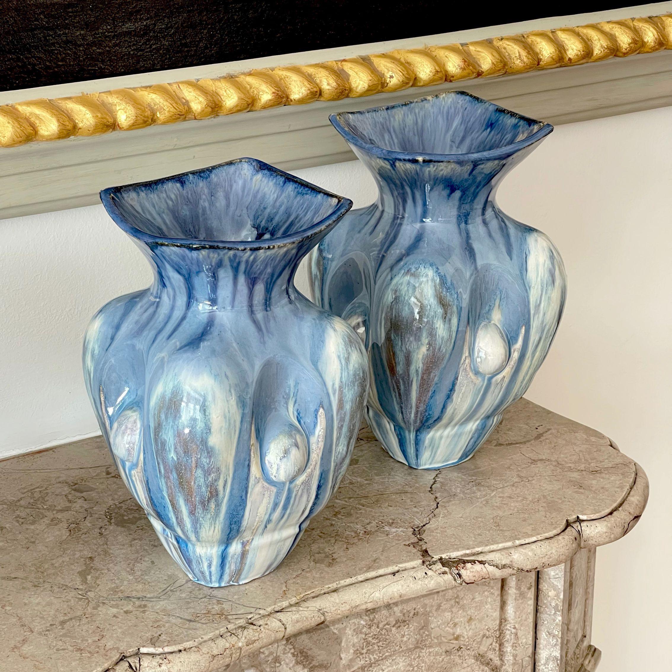 Zwei himmelblaue Keramikvasen, zeitgenössisches italienisches Einzelstück des 21. Jahrhunderts, Paar (Glasiert) im Angebot
