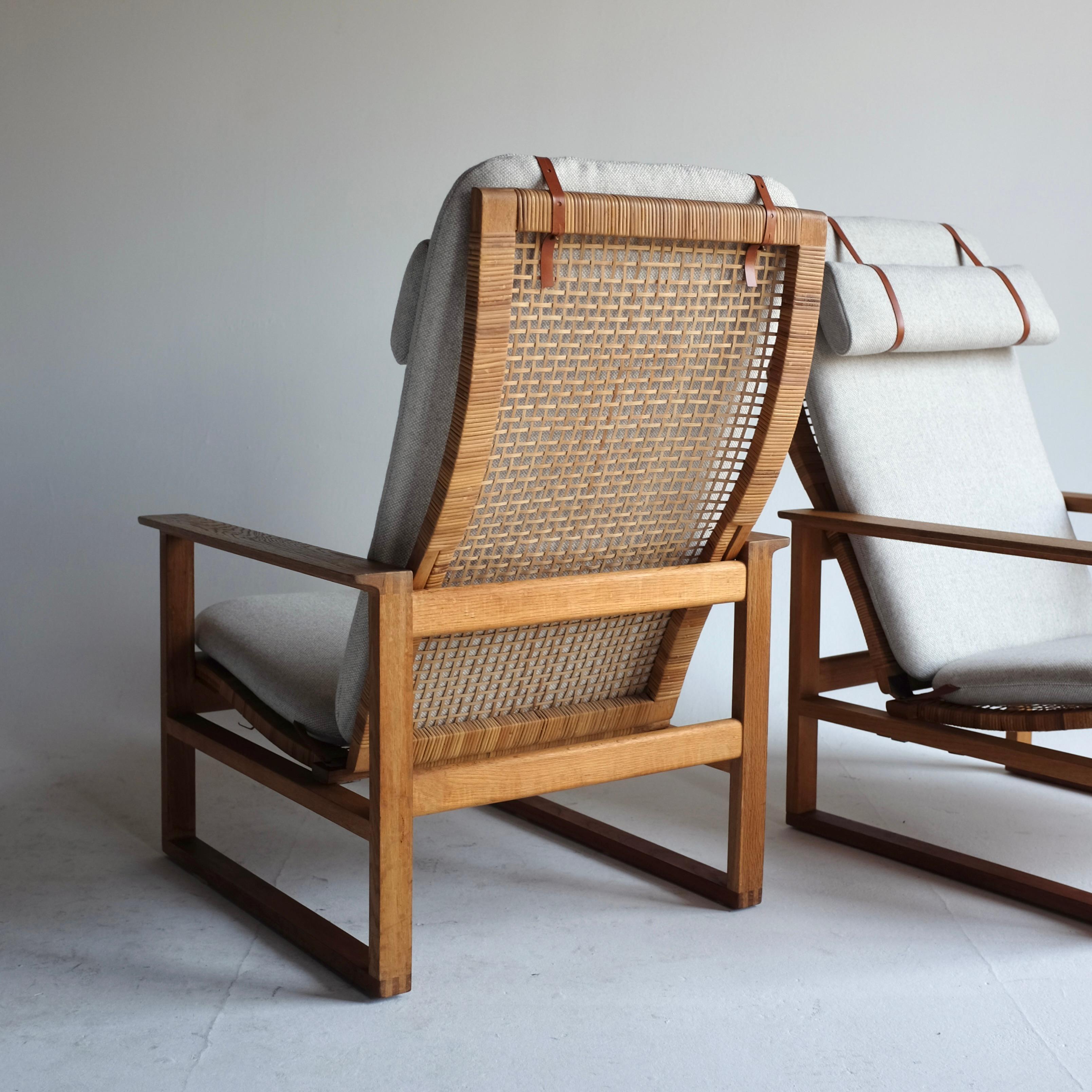 Pair of the iconic lounge chair model Slædestolen BM-2254 by Børge Mogensen for Fredericia Stolefabrik, Denmark. The backrest is adjustable and the cushions are newly upholstered in Maharam Silent fabric with new leather straps. Original brass knobs