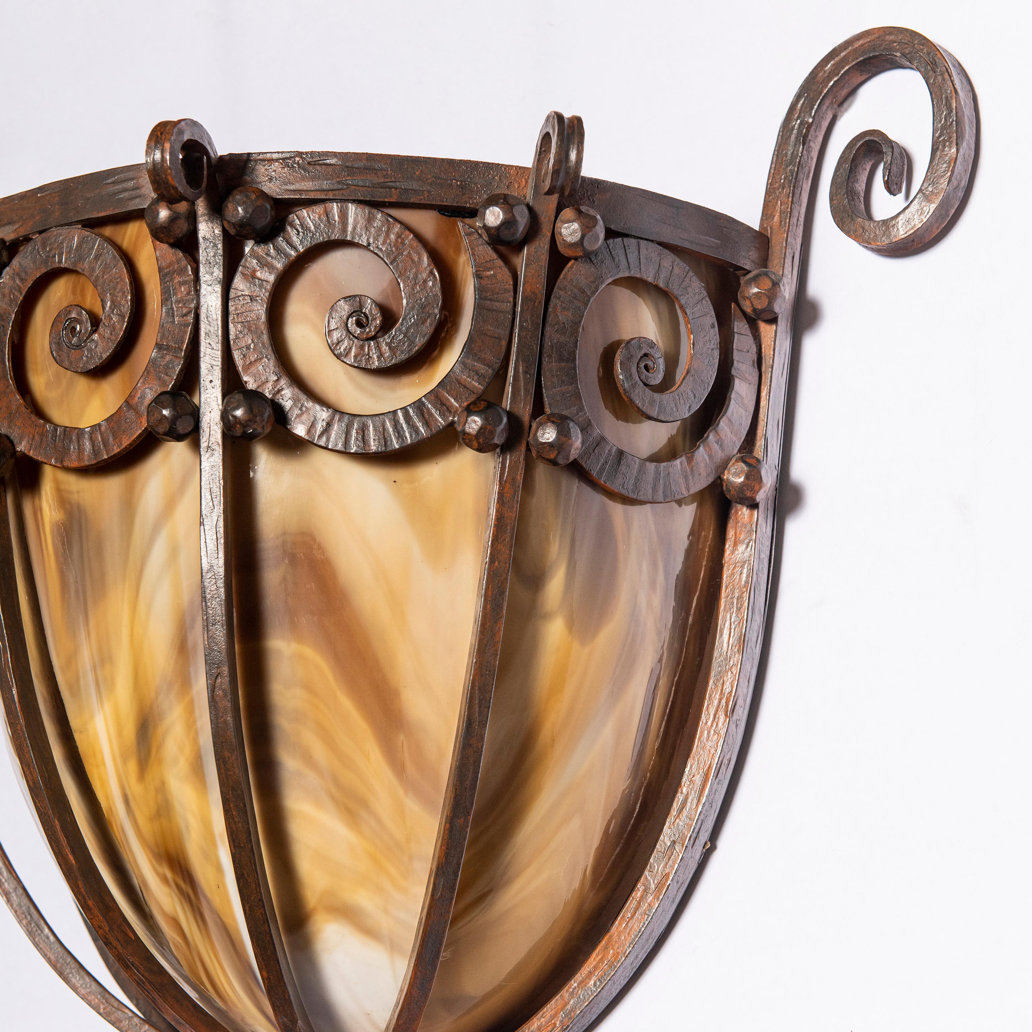 vecchie lampade in ferro battuto da esterno antiche