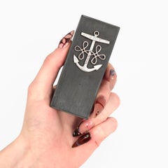 Ein Paar Briefbeschwerer aus Schiefer und Sterlingsilber in Ankerform von C.J. Vander