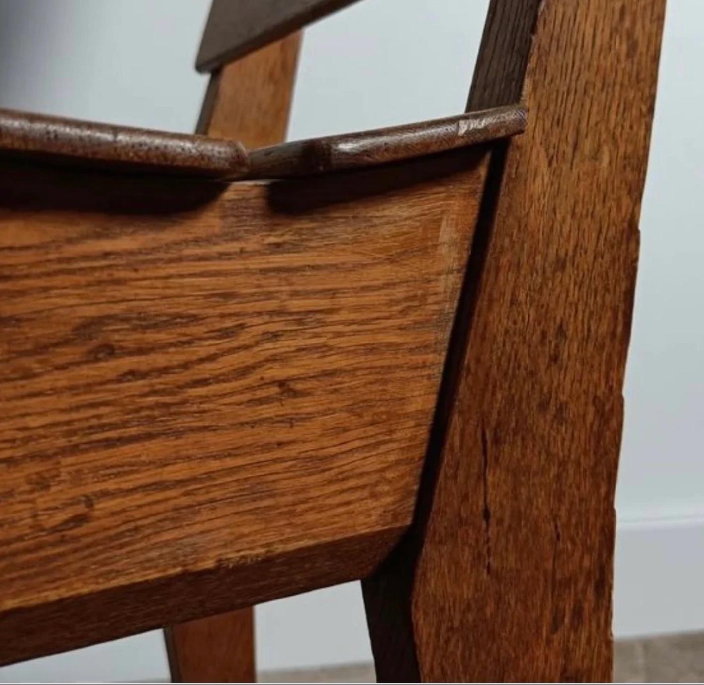 Ein Paar Lattenstühle aus der Den Haagse-Schule in den Niederlanden. Die Stühle sind eine wichtige Stätte des niederländischen Modernismus und spiegeln das Ethos der Schule wider, das auf einem stromlinienförmigen Minimalismus beruht.