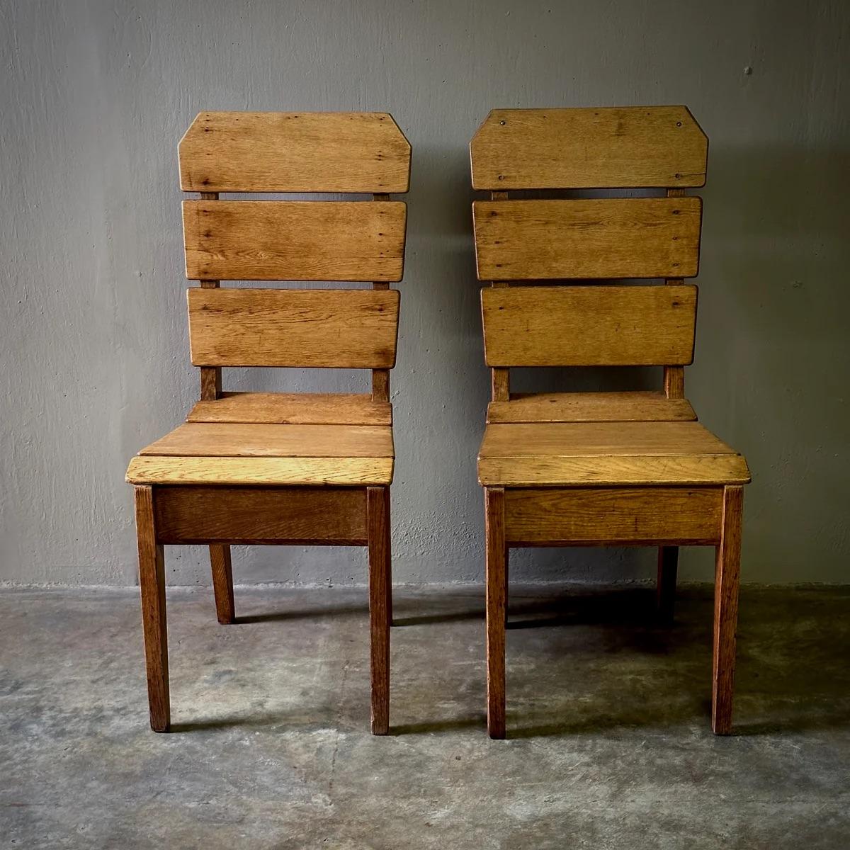 Paar Den Haagse Schulstühle aus Holz mit Lattenrost im Zustand „Gut“ im Angebot in Los Angeles, CA