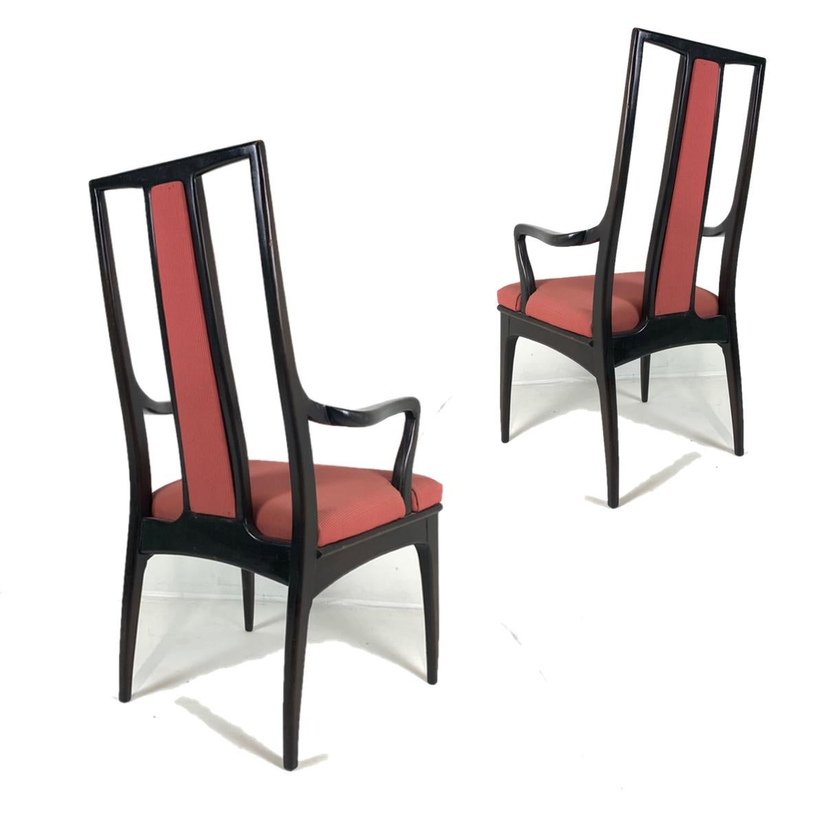 Une élégante paire de fauteuils John Stuart qui peuvent être utilisés comme chaises de salle à manger ou d'appoint. Ils ont la finition originale en acajou foncé presque ébène et le tissu original en bon état. Les deux chaises sont étiquetées John
