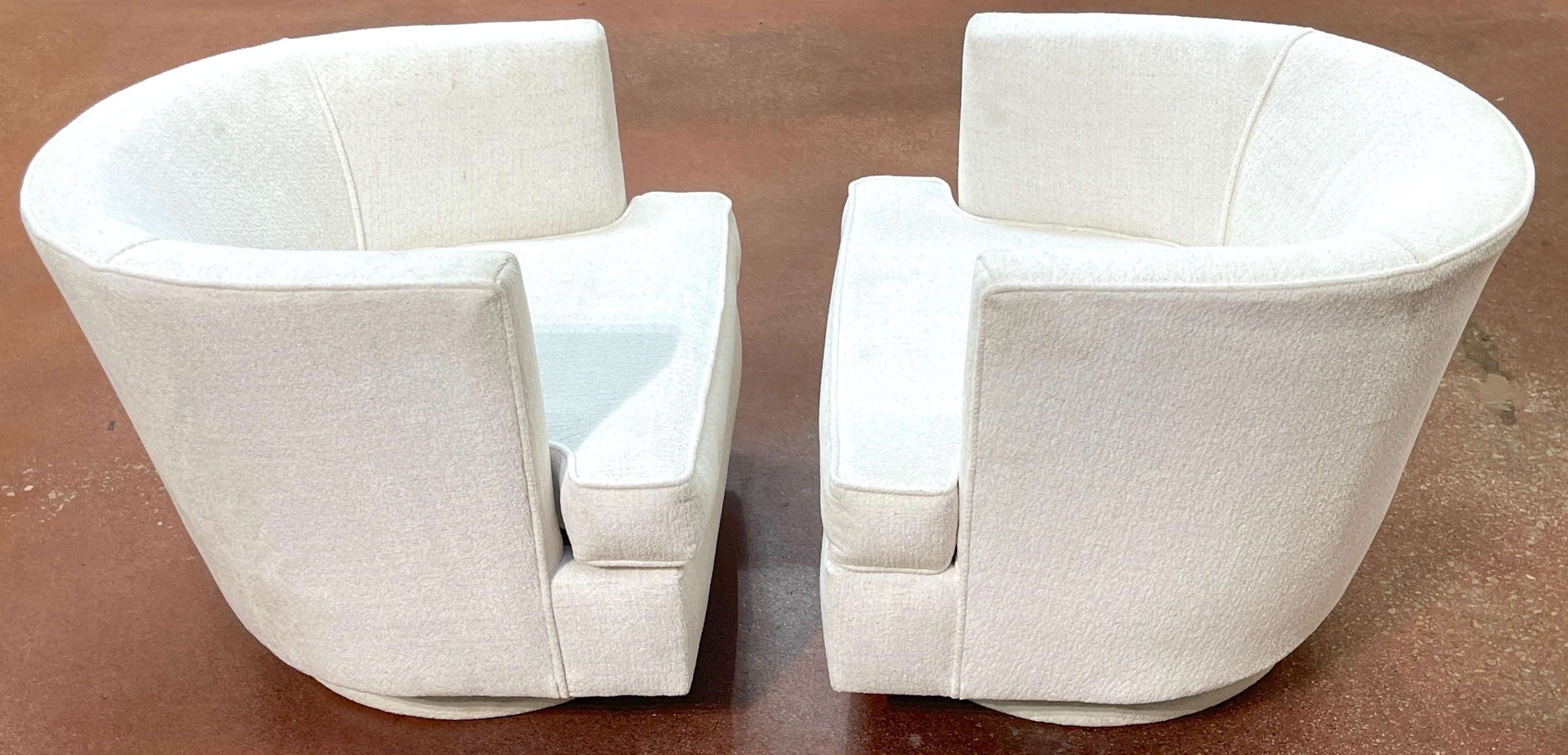 Américain Paire de chaises pivotantes modernes du milieu du siècle dernier en tissu bouclé Kravet, vers 1970 en vente