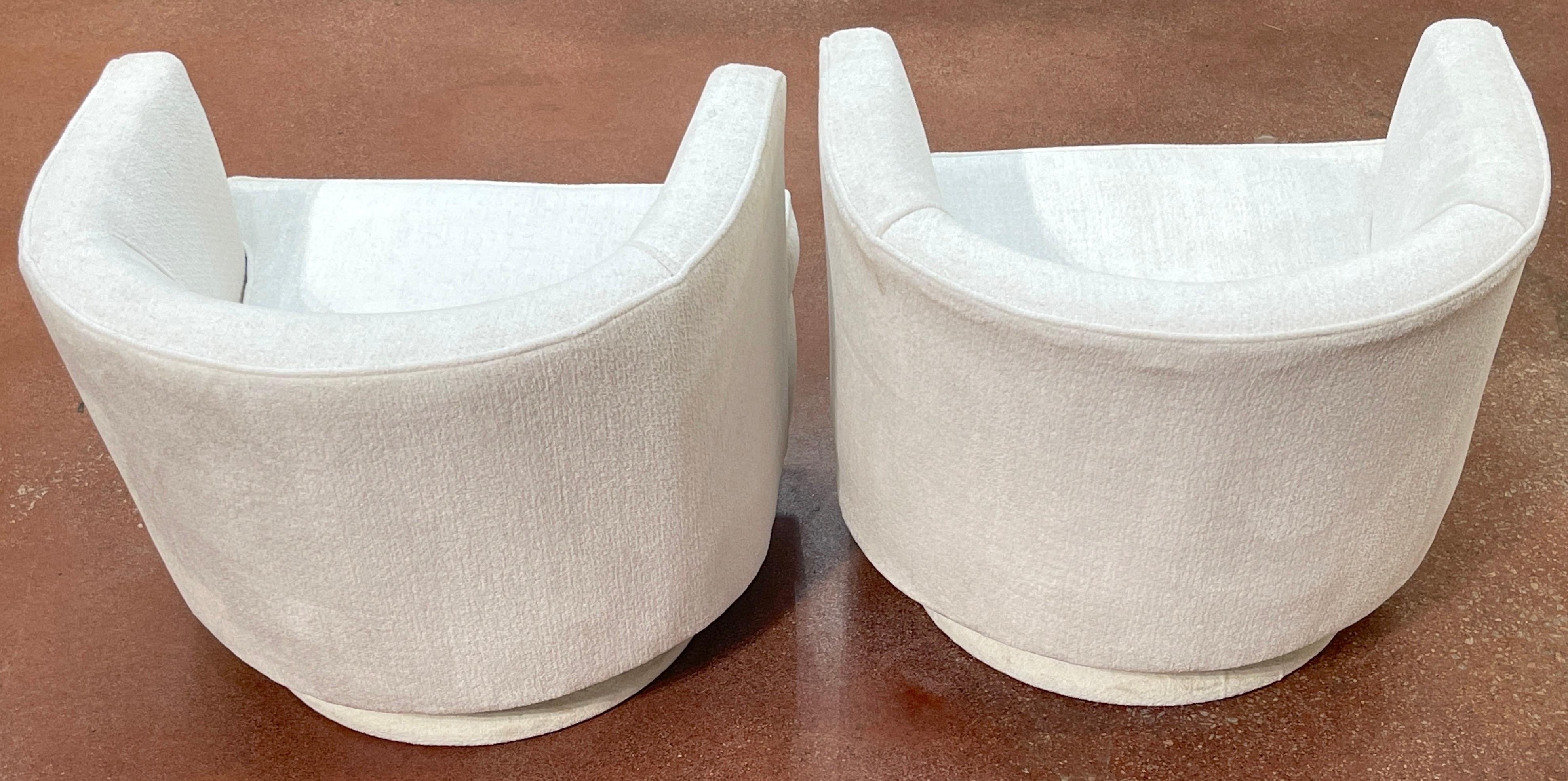20th Century Pair of Sleek Mid-Century Modern Swivel Chairs Kravet Boucle Fabric, C. 1970s For Sale
