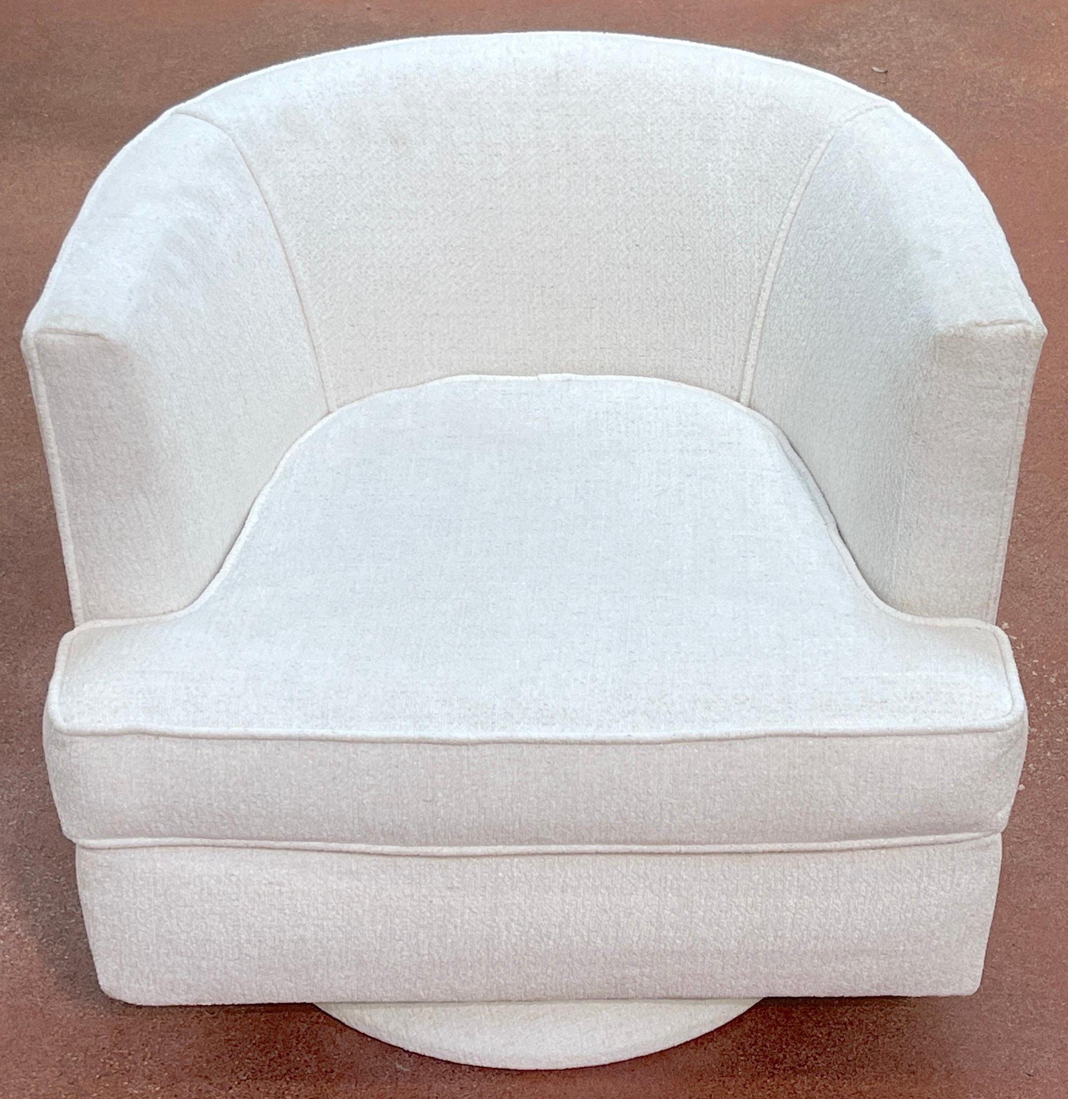 Pair of Sleek Mid-Century Modern Swivel Chairs Kravet Boucle Fabric, C. 1970s For Sale 1