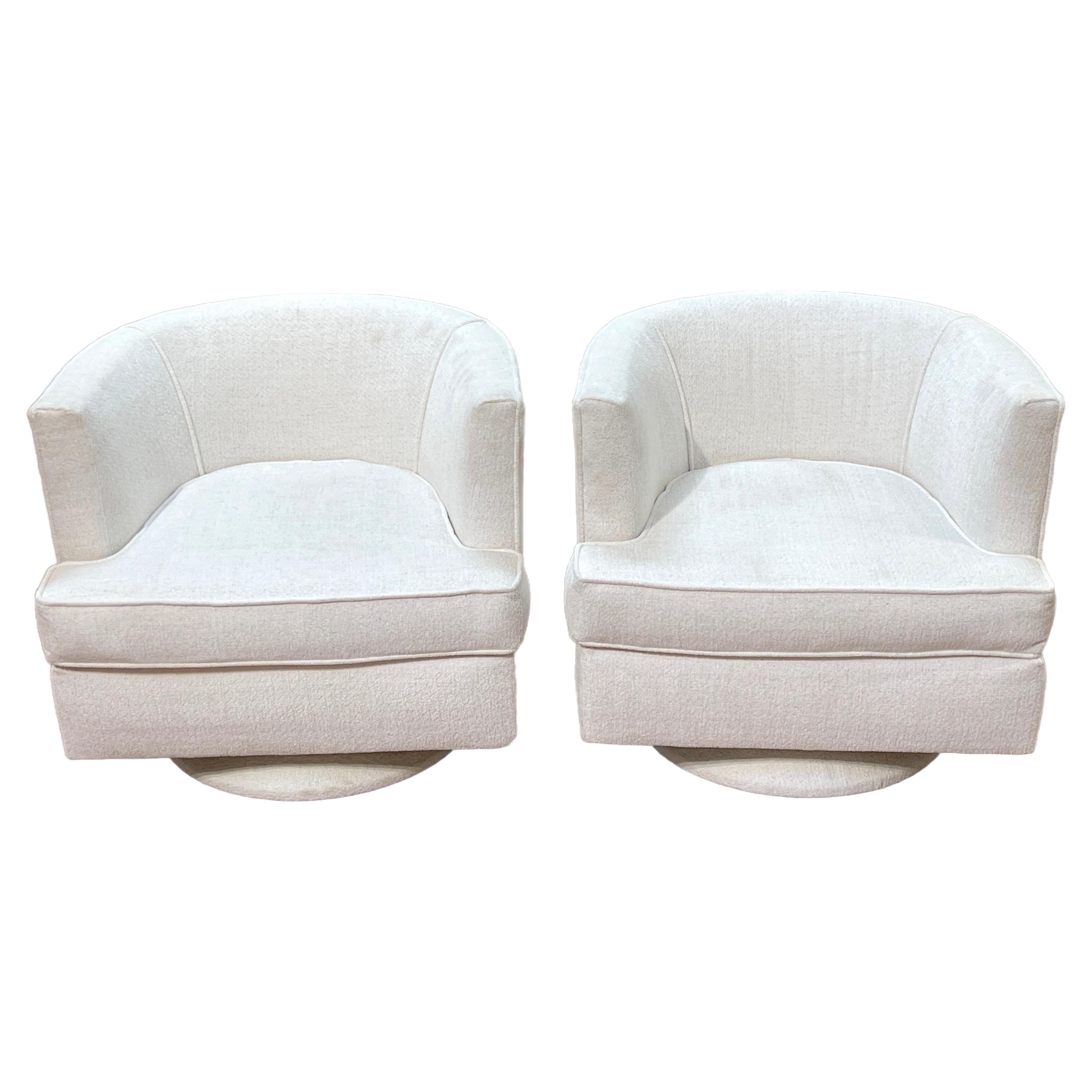 Pair of Sleek Mid-Century Modern Swivel Chairs Kravet Boucle Fabric, C. 1970s For Sale