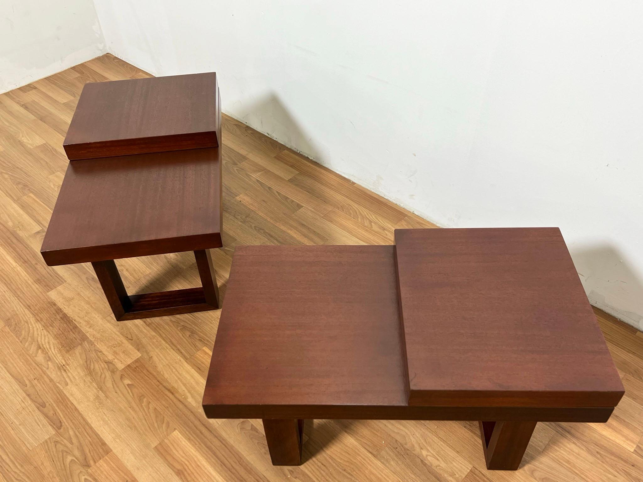 Zwei minimalistische Stufentische aus Mahagoni, ca. 1960er Jahre.