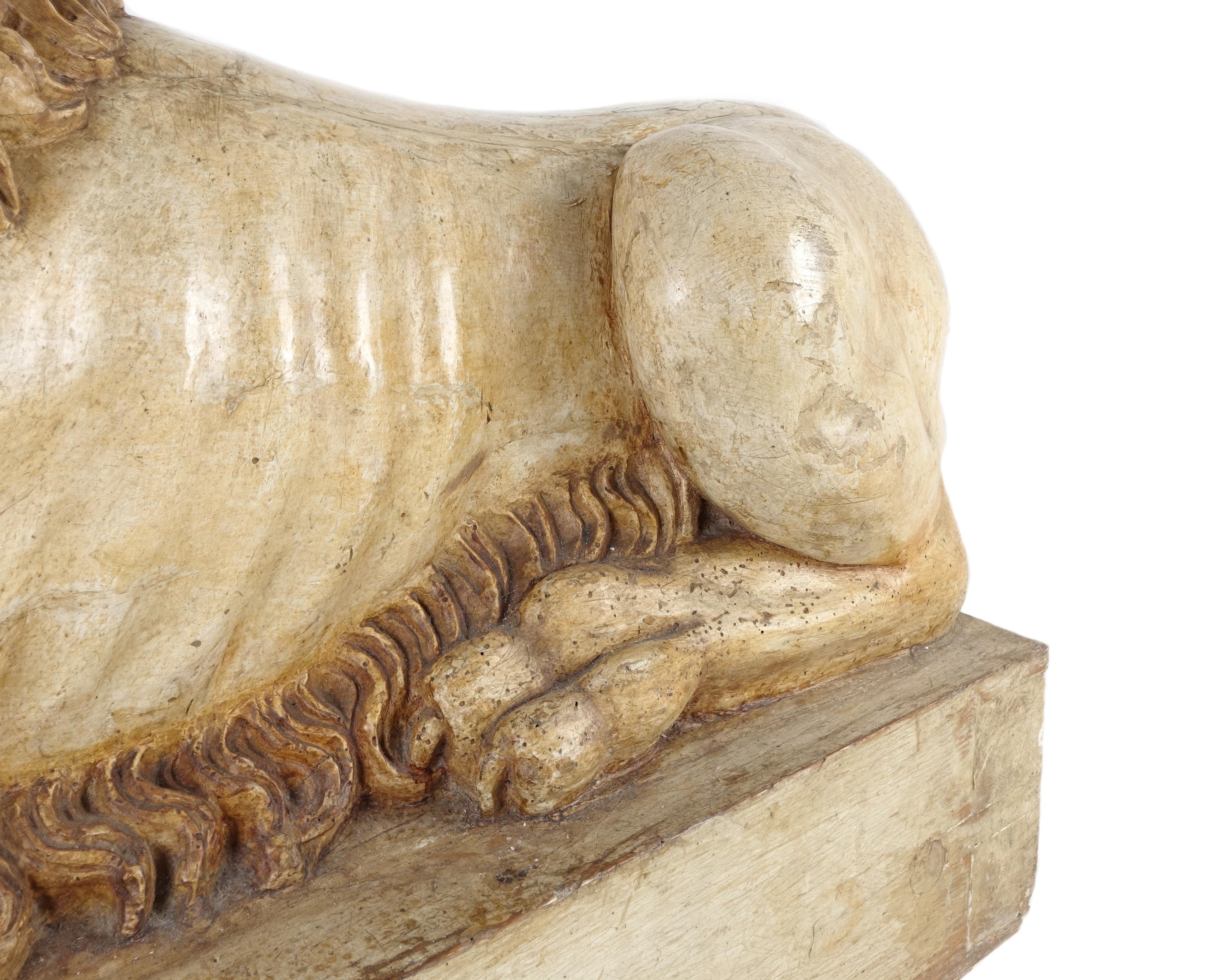 Paire de sculptures de lion endormi de Canova, bois laqué faux marbre de 1790 en vente 7