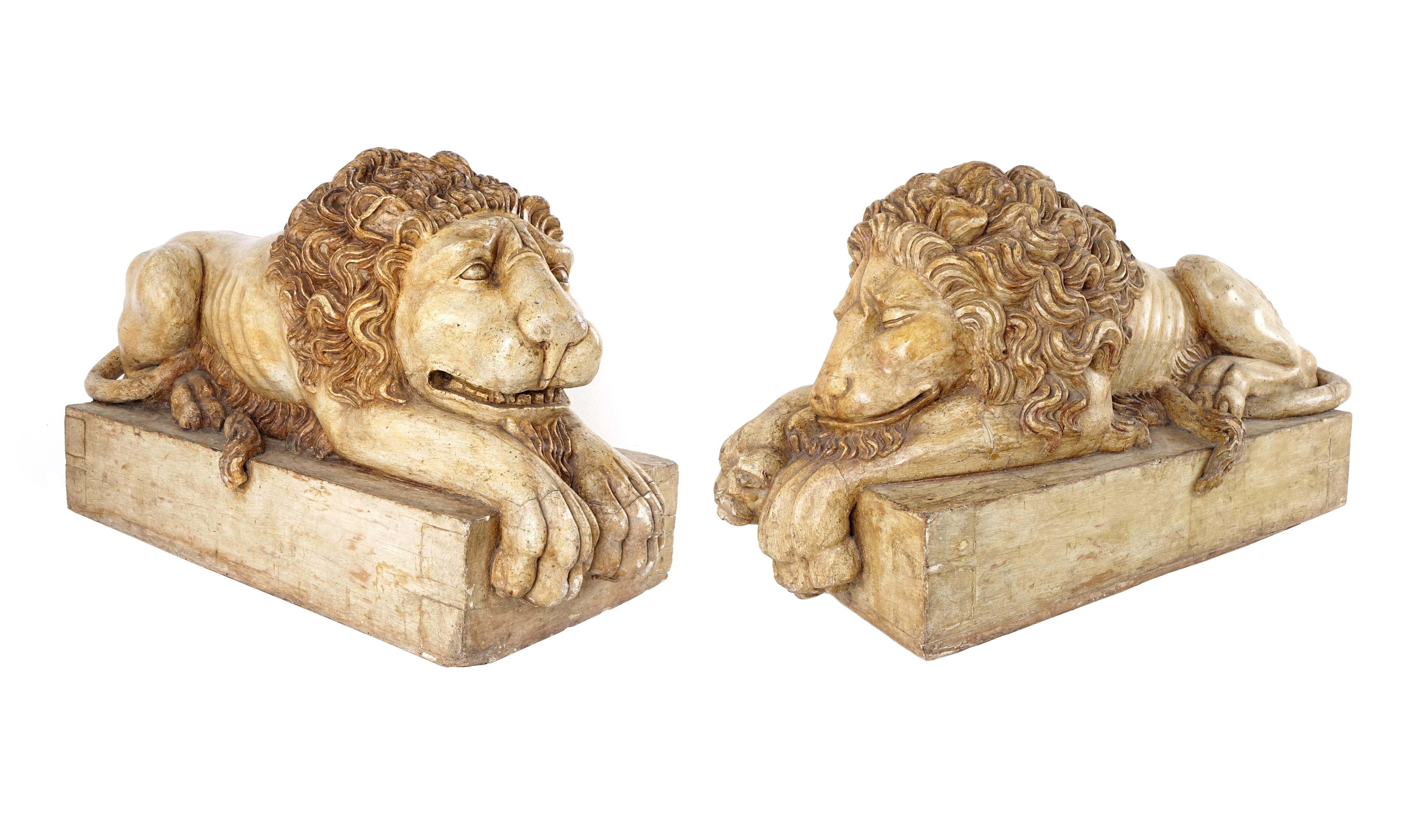 Pair of sculptures depicting sleeping lions.
The model is an invention of Canova.
Legend says that in 1767 Canova at the age of 10 made a lion with butter for a cake, it was a winged lion that had a great success.
It happened during a dinner