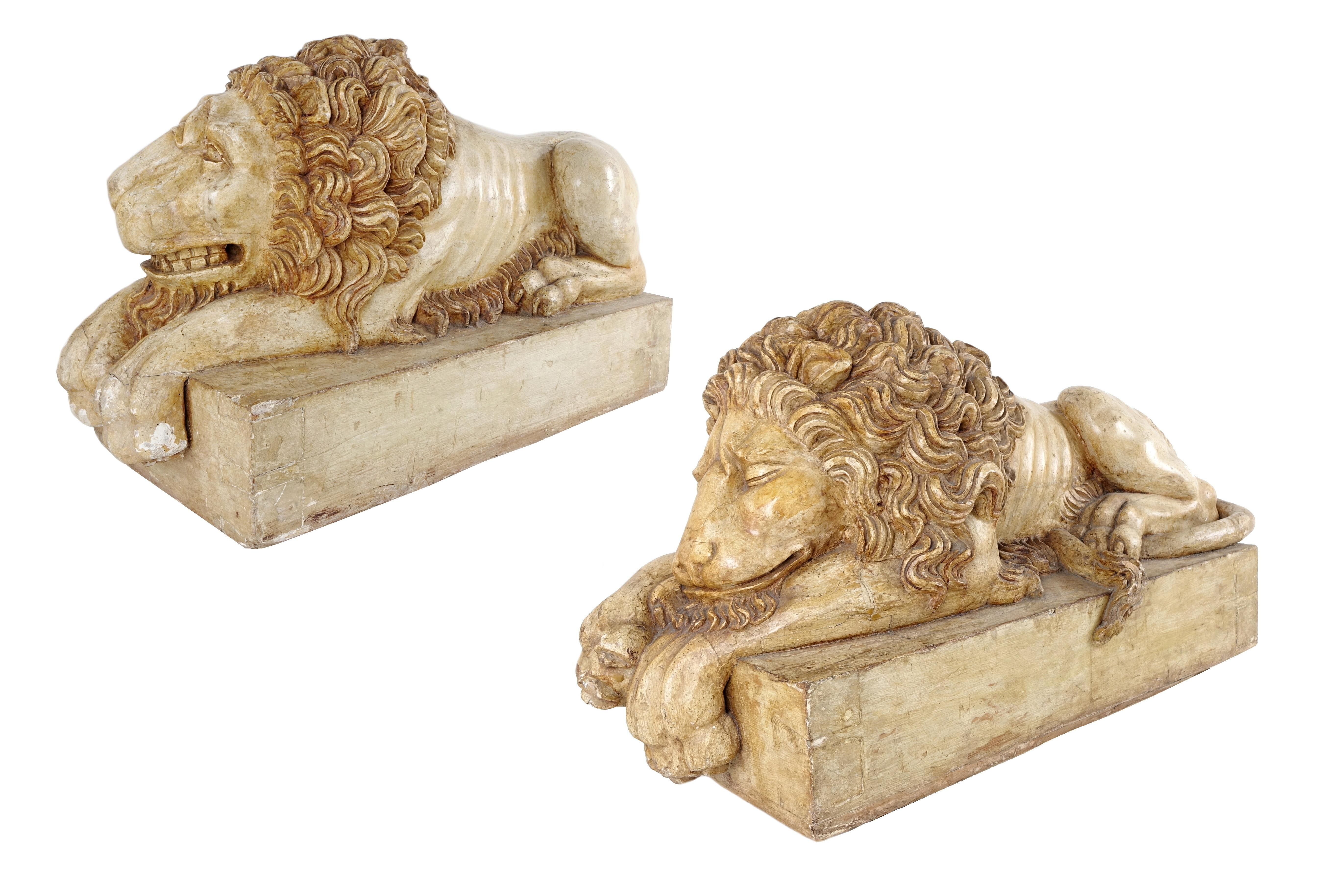 Néoclassique Paire de sculptures de lion endormi de Canova, bois laqué faux marbre de 1790 en vente