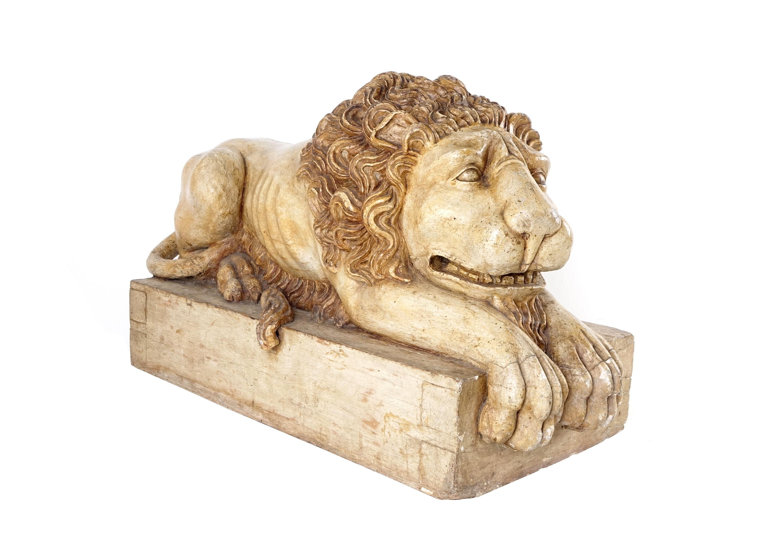 italien Paire de sculptures de lion endormi de Canova, bois laqué faux marbre de 1790 en vente