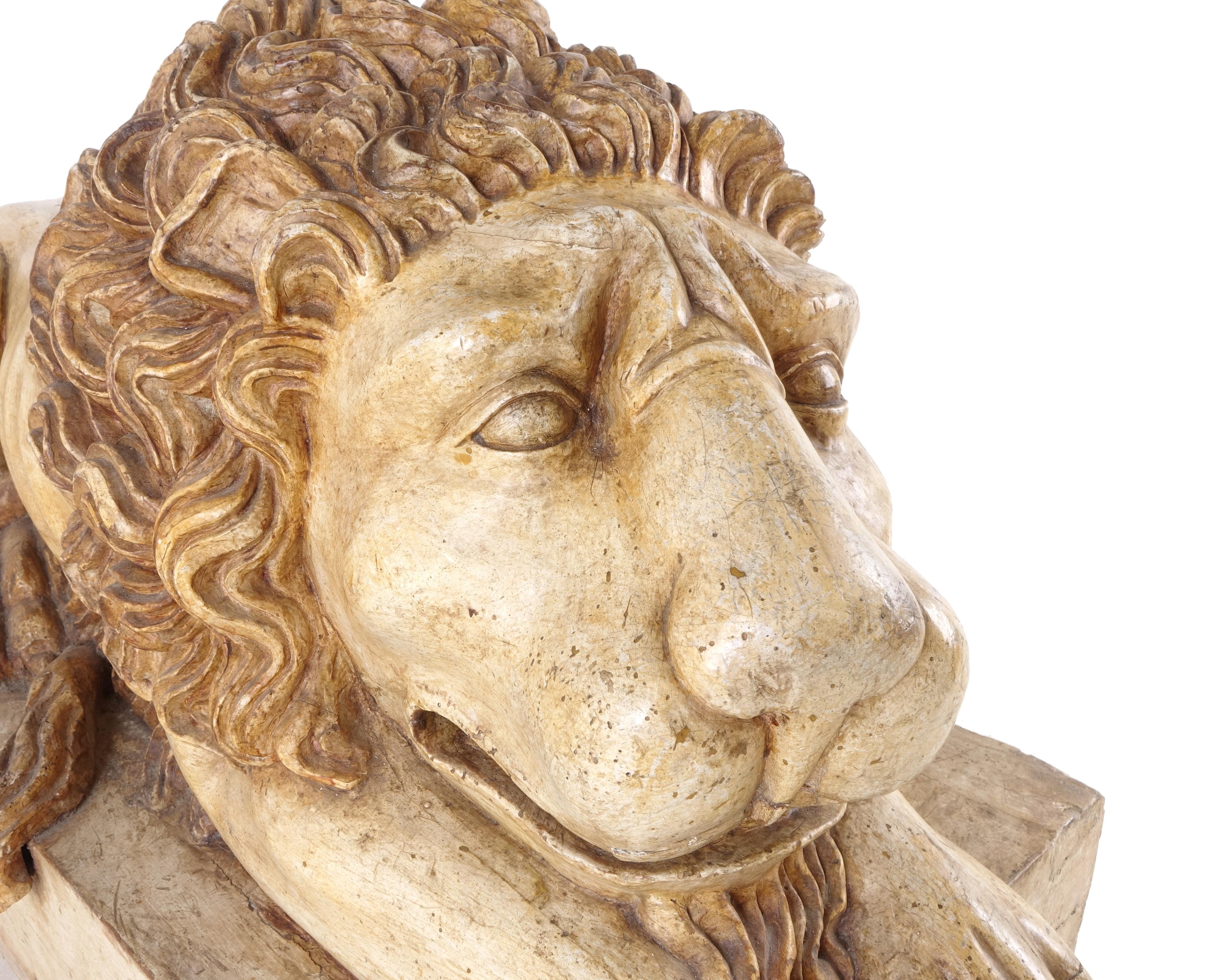 Laqué Paire de sculptures de lion endormi de Canova, bois laqué faux marbre de 1790 en vente