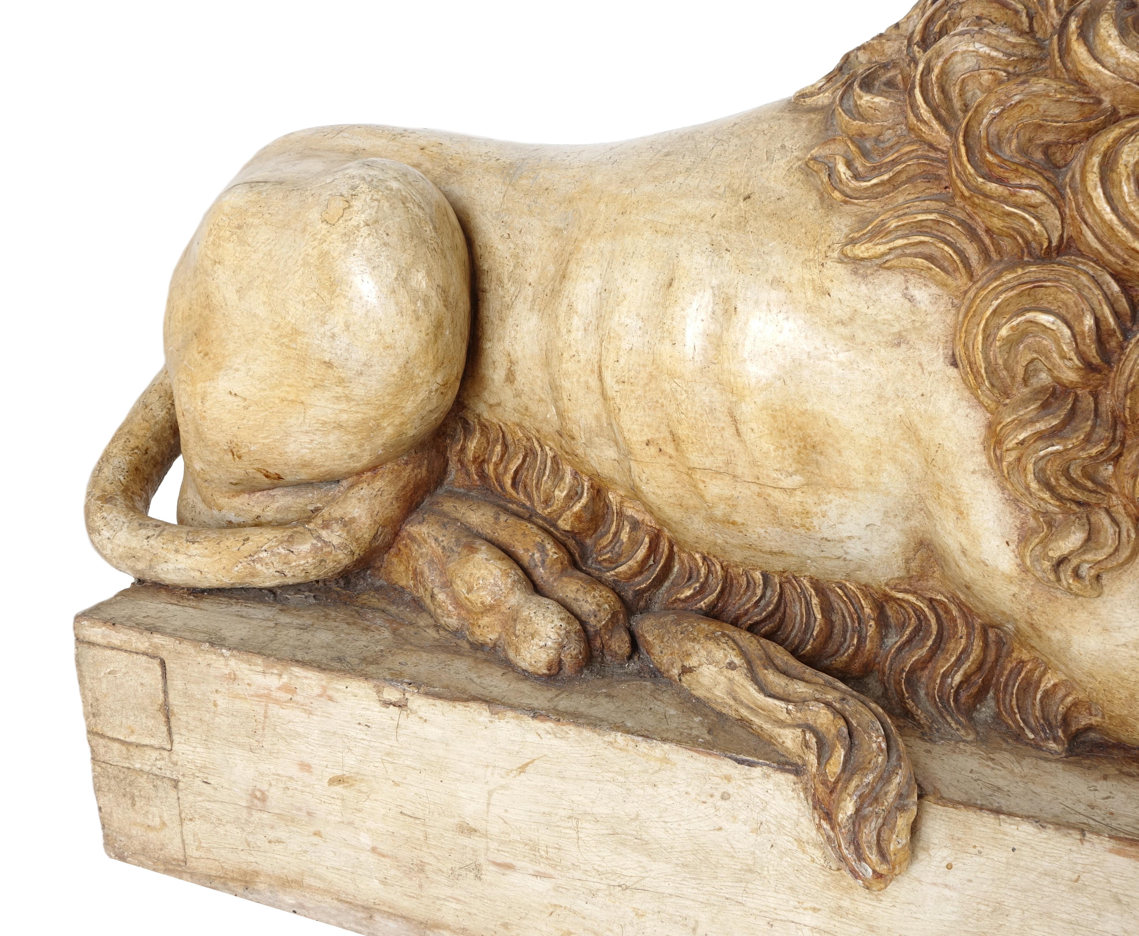 Bois Paire de sculptures de lion endormi de Canova, bois laqué faux marbre de 1790 en vente