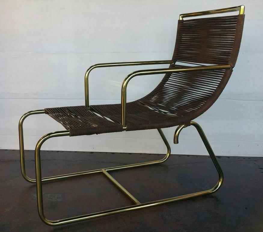 Paire de chaises longues dans le style de Walter Lamb.
Métal nouvellement plaqué avec passepoil en corde.