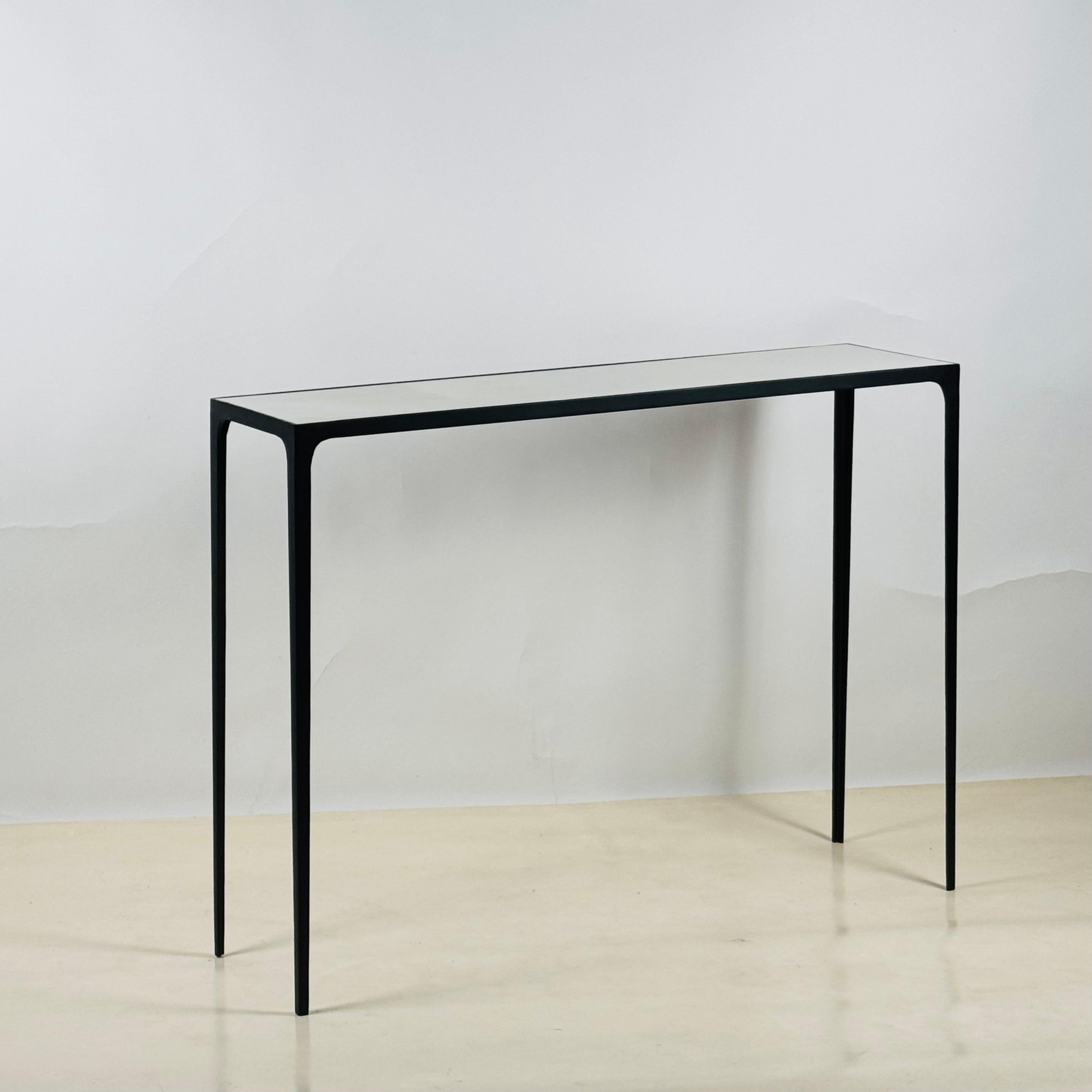 Ein Paar schlanke Konsolen aus Schmiedeeisen und Pergament von Design Frères (Art déco) im Angebot