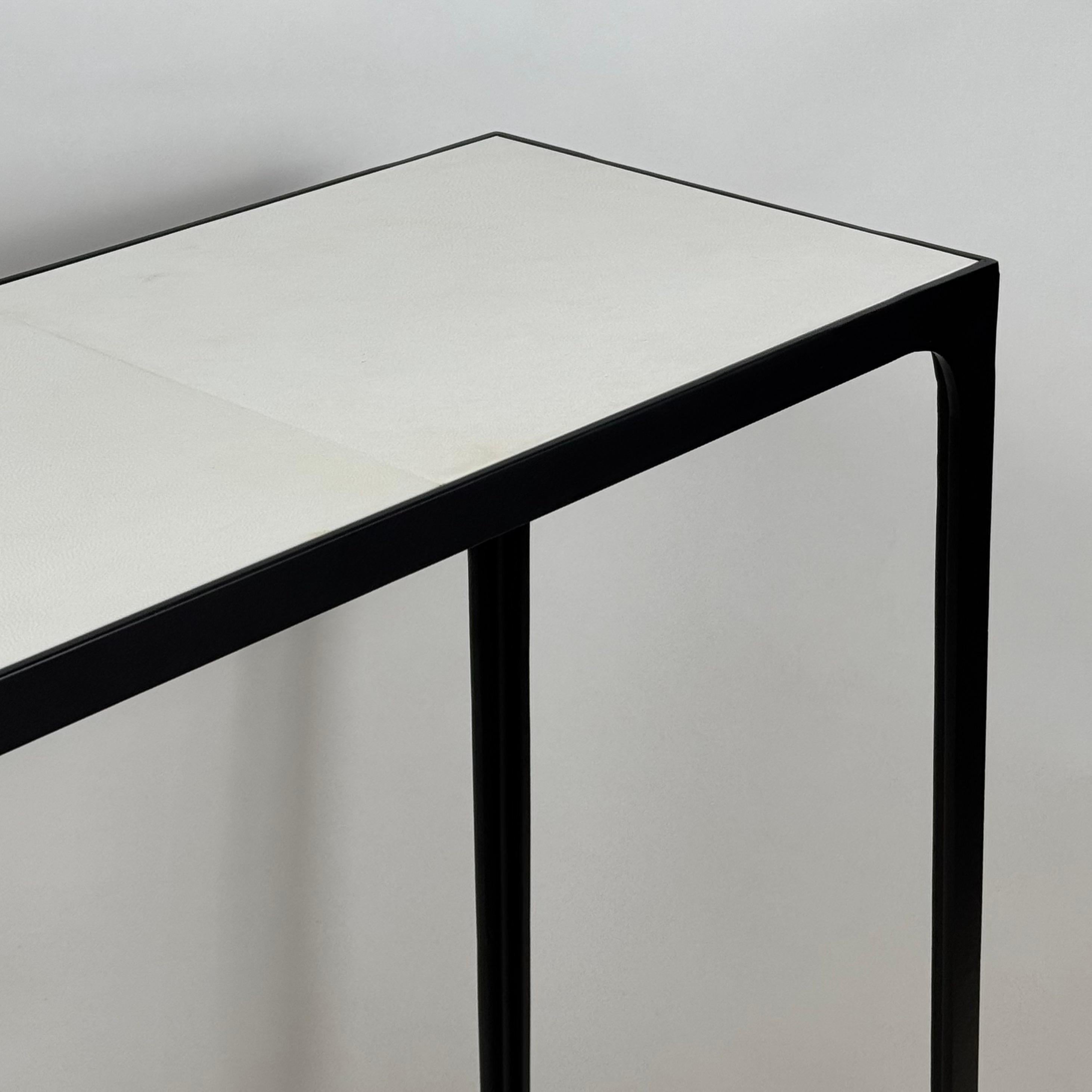 Ein Paar schlanke Konsolen aus Schmiedeeisen und Pergament von Design Frères (Pulverbeschichtet) im Angebot