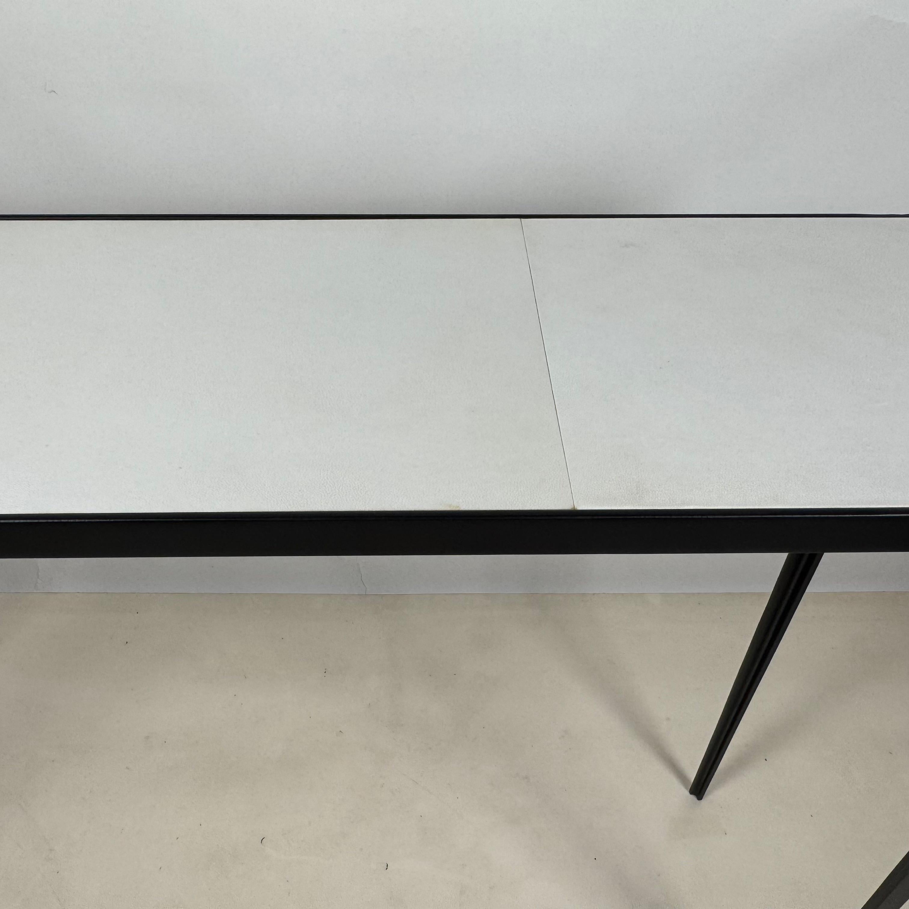 Ein Paar schlanke Konsolen aus Schmiedeeisen und Pergament von Design Frères (21. Jahrhundert und zeitgenössisch) im Angebot