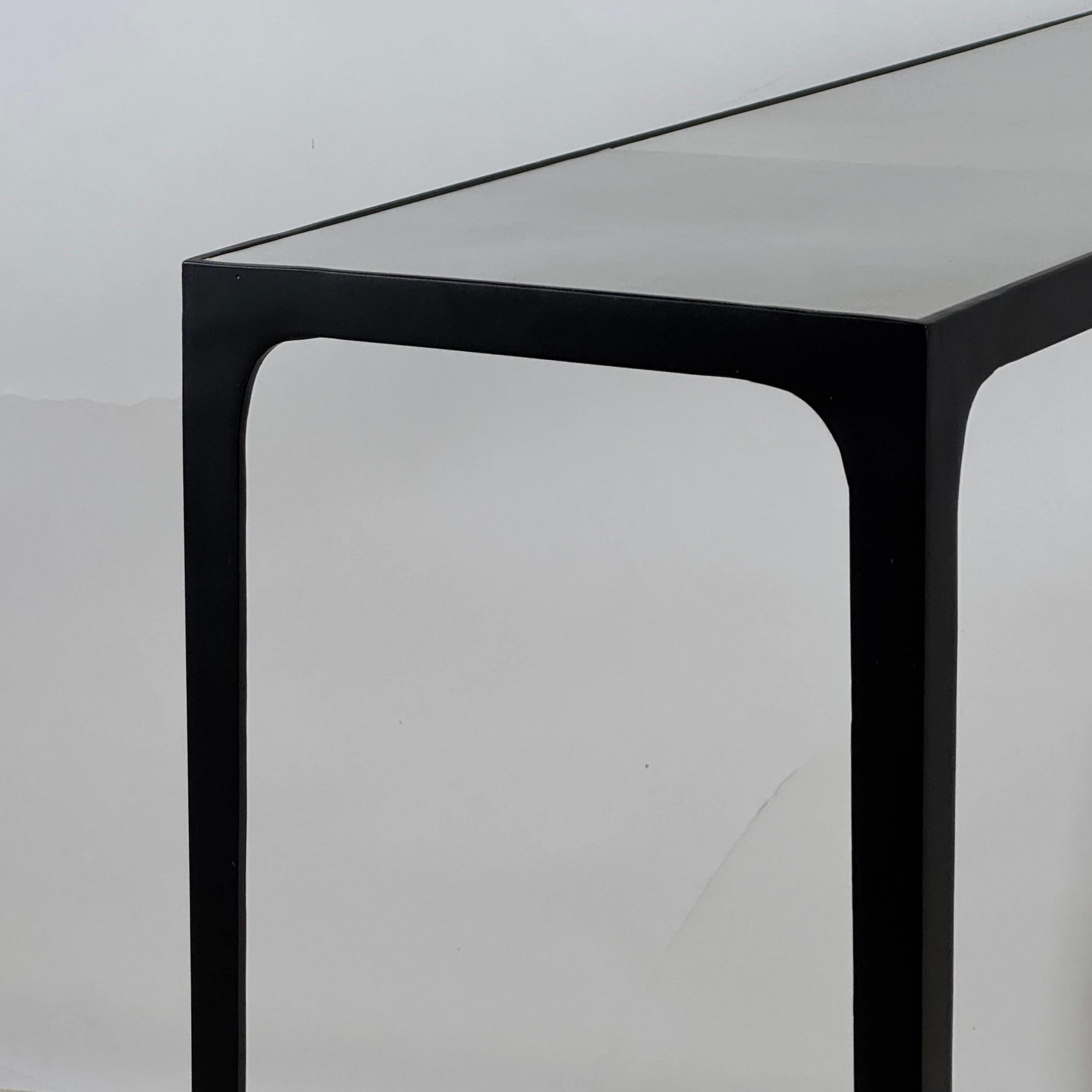 Ein Paar schlanke Konsolen aus Schmiedeeisen und Pergament von Design Frères (Tierhaut) im Angebot
