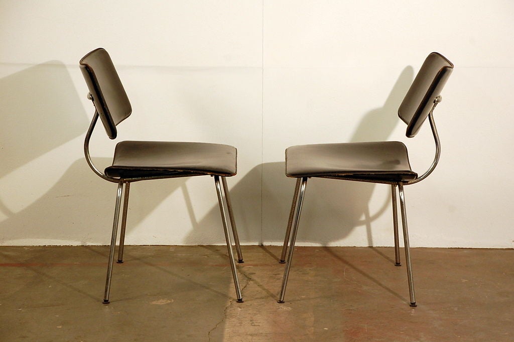 Moderne Paire de chaises longues italiennes élancées en cuir cousu et cousu en vente
