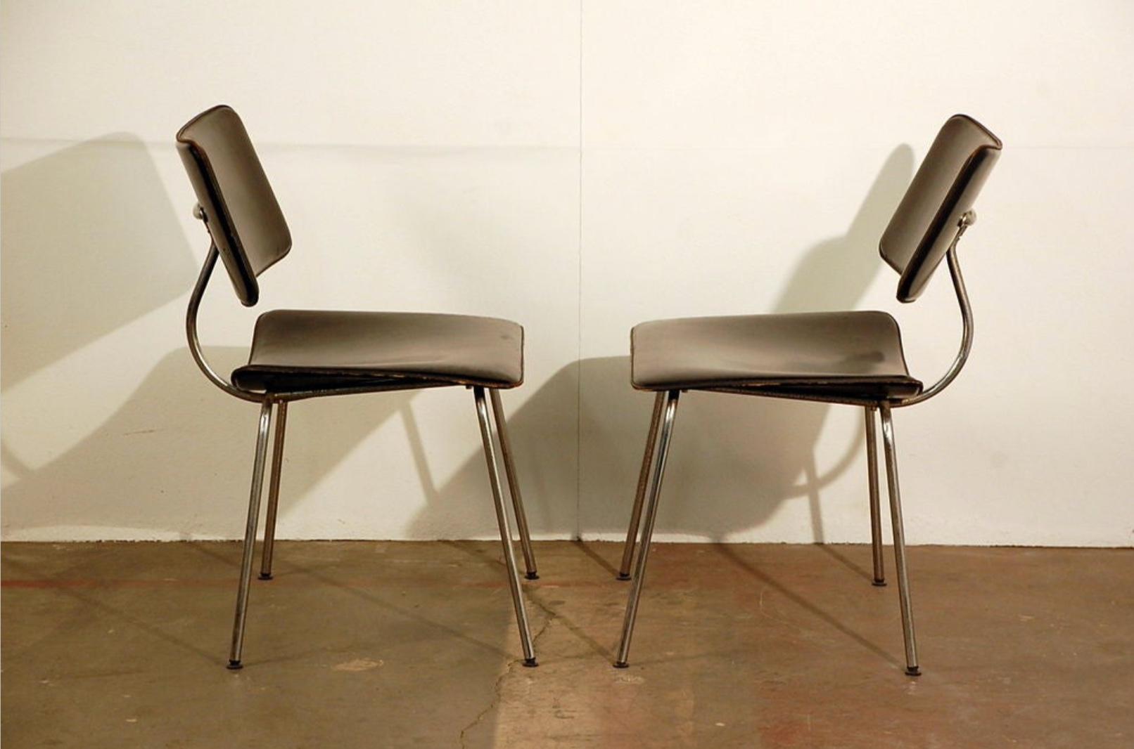 Moderne Paire de chaises longues italiennes élancées en cuir cousu et cousu en vente