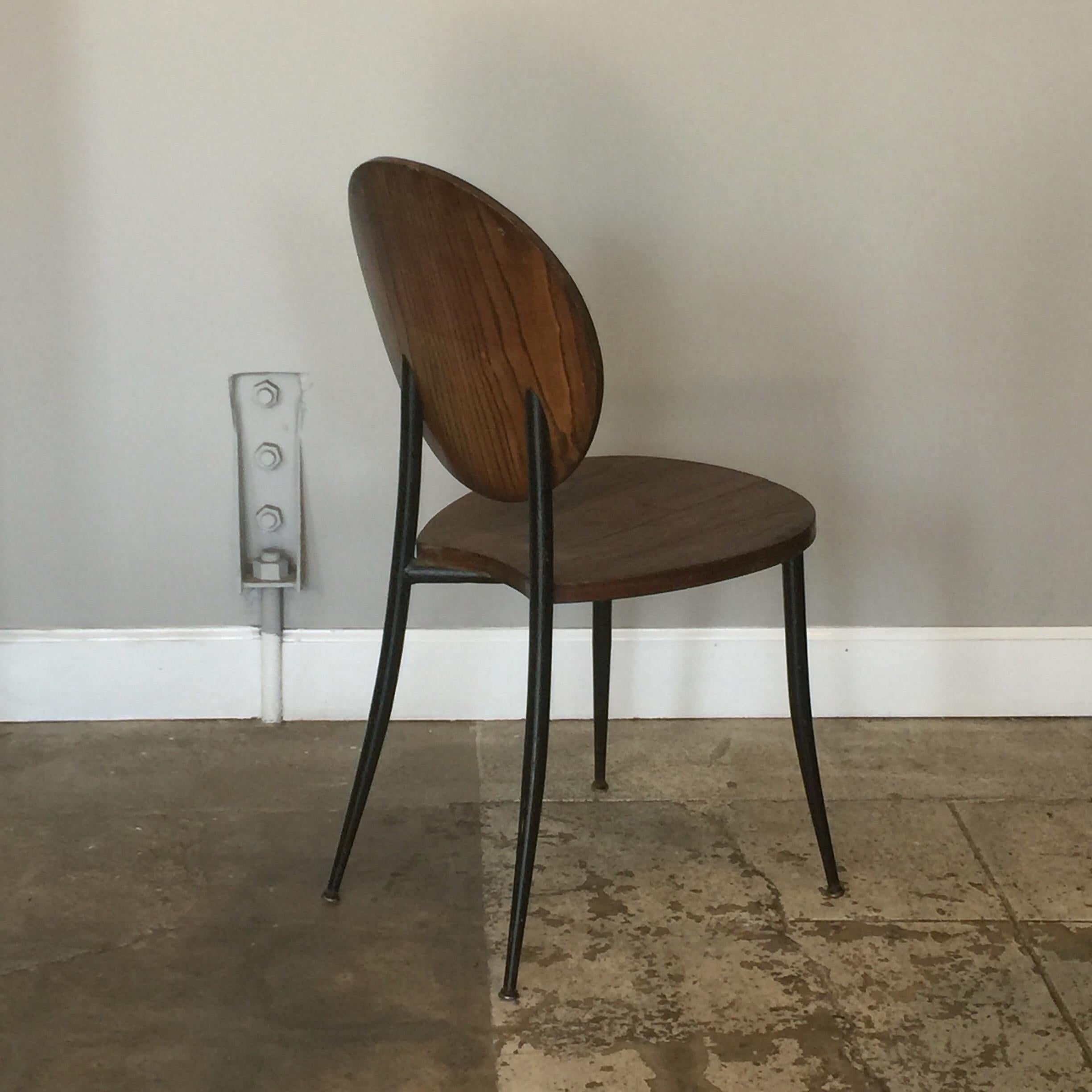 Peint Paire de chaises d'appoint élancées dans le style de Philippe Starck en vente