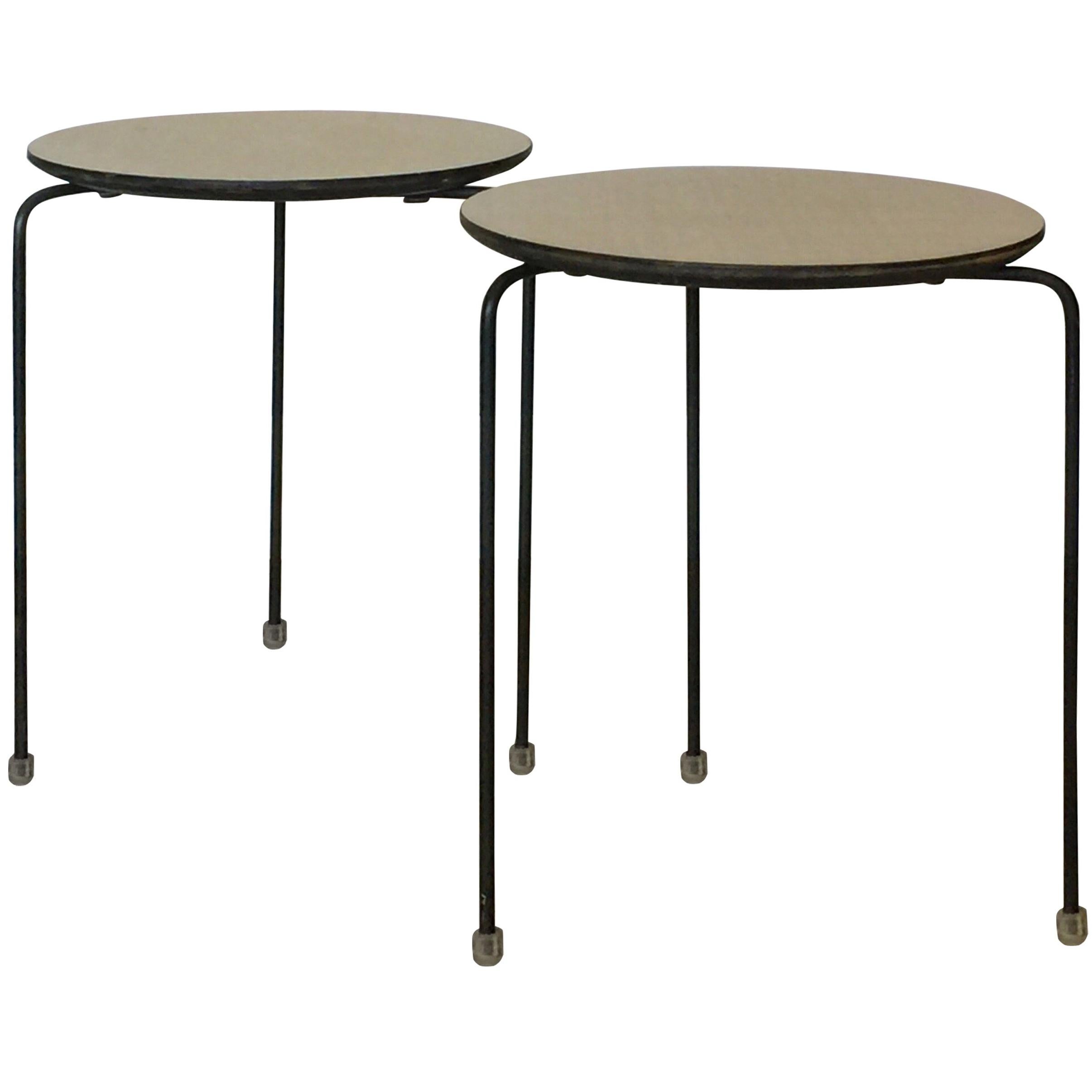 Paire de tables d'appoint élancées à trois pieds en stratifié avec détails en lucite